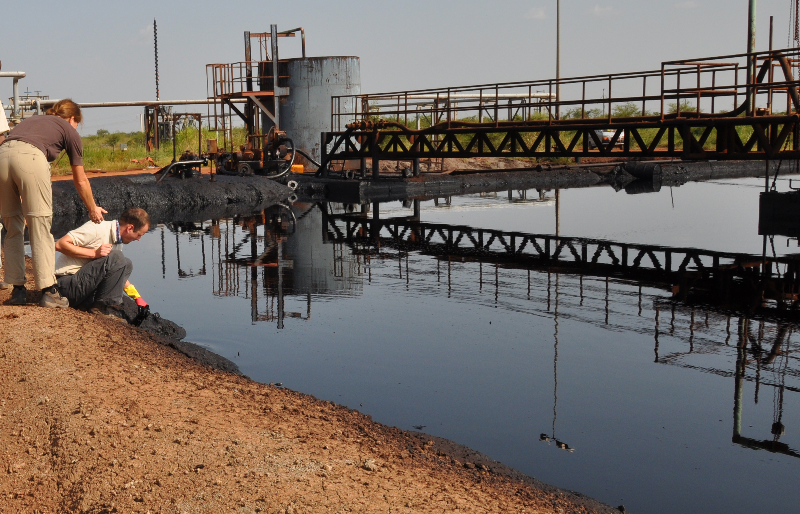 Zahlreiche Proben wurden aus Ölverarbeitungsanlagen genommen, um sie mit Proben aus den Handbrunnen in der Umgebung zu vergleichen.