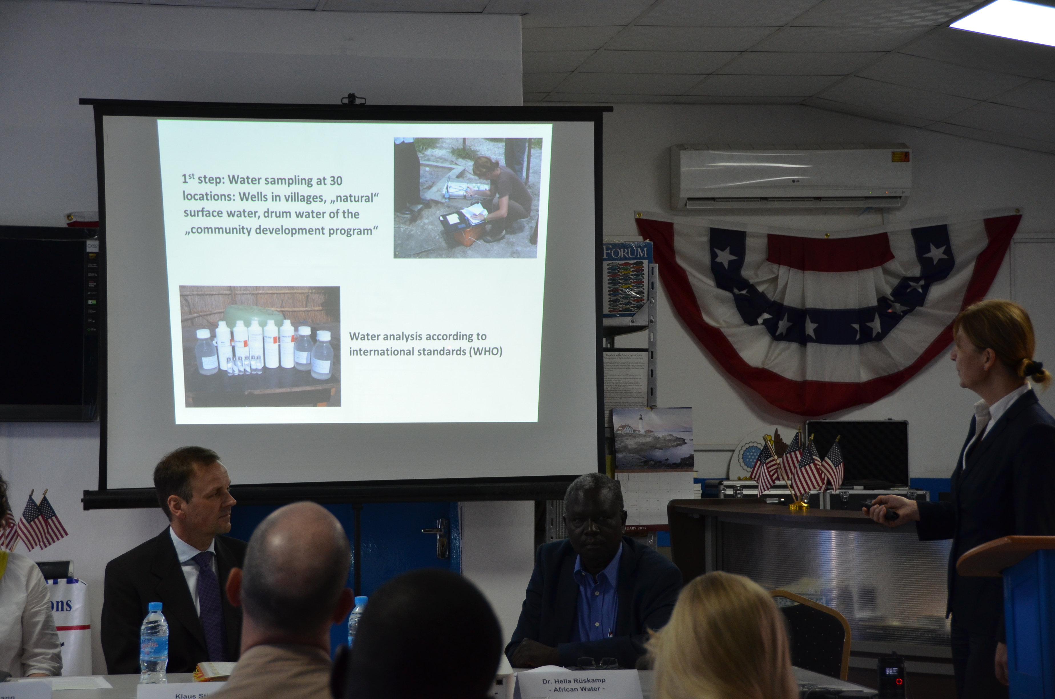 Bei der letzten Pressekonferenz im Februar 2015 in Juba stellte Hoffnungszeichen die wissenschaftliche Studie vor, welche die Zusammenhänge beweist.
