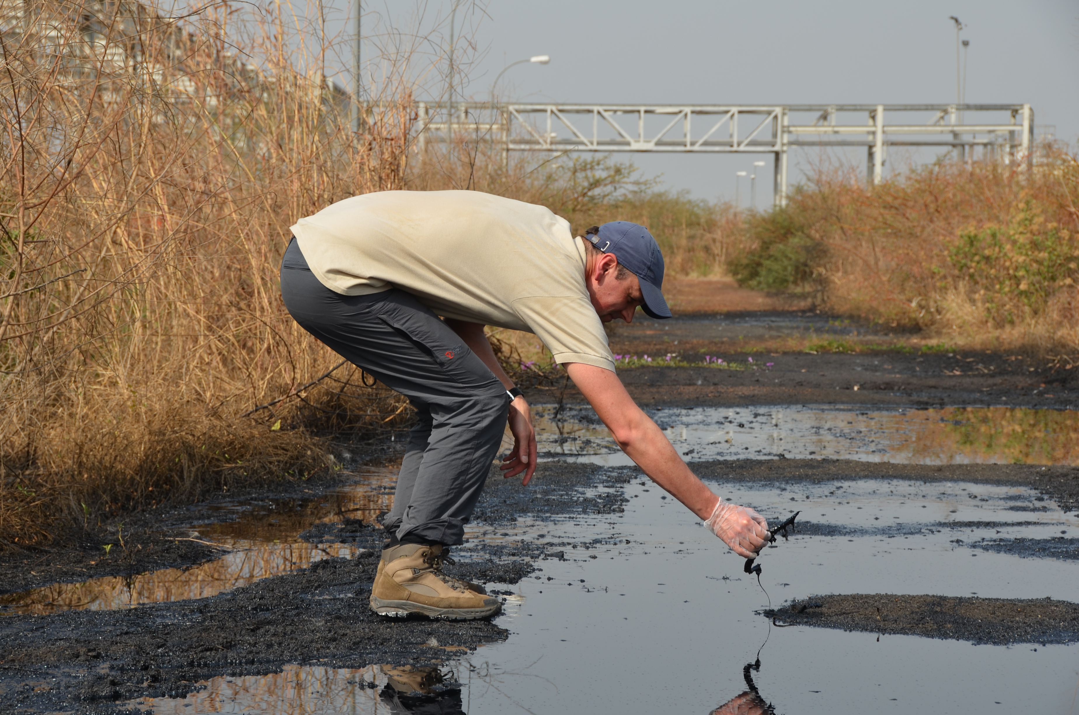 Auch wenn momentan die Ölproduktion aufgrund des anhaltenden Konfliktes gestoppt ist, die Umwelt bleibt verschmutzt. Mensch, Tier und Pflanzenwelt des einzigartigen Sumpfgebietes Sudd sind gefährdet.