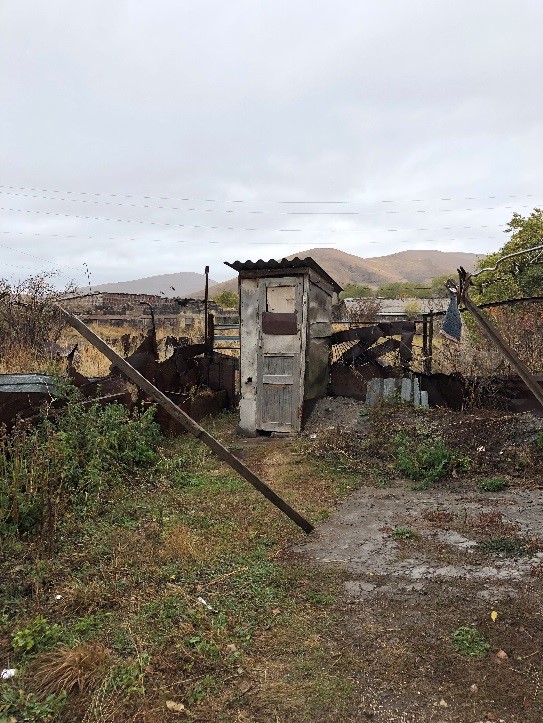 Weder adäquate sanitäre Anlagen noch fließendes Wasser gibt es hier. Mit über 80 Jahren müssen Rentner den Weg zur Toilette bei Wind und Wetter auf sich nehmen. Weder adäquate sanitäre Anlagen noch fließendes Wasser gibt es hier. Mit über 80 Jahren müssen Rentner den Weg zur Toilette bei Wind und Wetter auf sich nehmen.