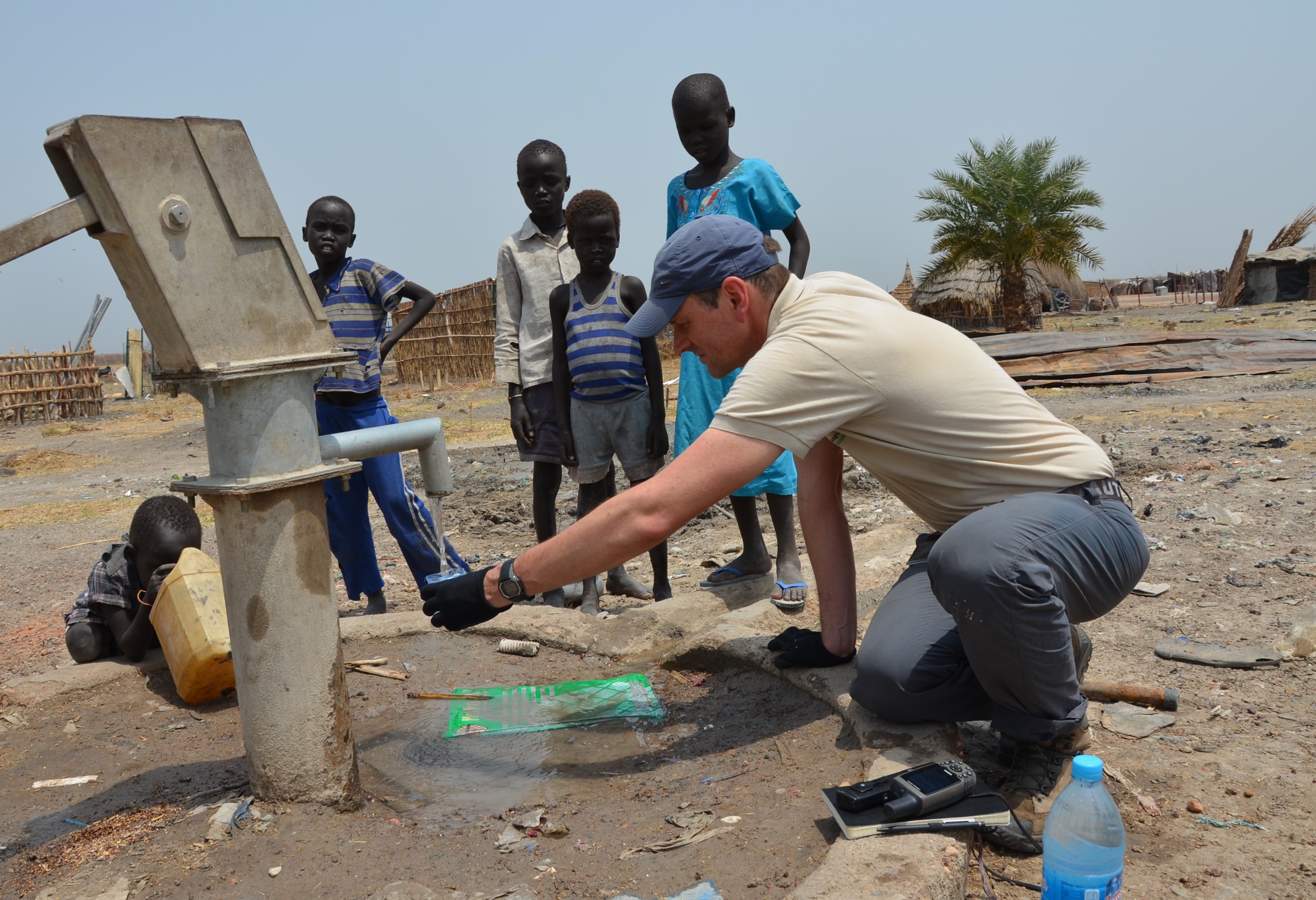 Menschenrechtsexperte Klaus Stieglitz bei Untersuchungen im Südsudan.
