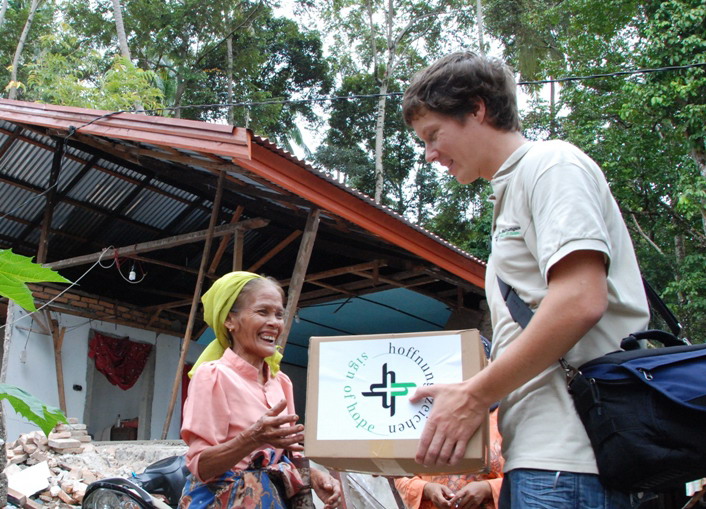 Hoffnungszeichen-Mitarbeiter Marcel Kipping war bereits 2009 auf Sumatra und hat den Menschen in Zusammenarbeit mit Partnerorganisationen beistehen können. Auch dieses Mal - nach dem schweren Erdbeben und anschließendem Tsunami auf der Insel Sulawesi - werden wir den Betroffenen helfen!