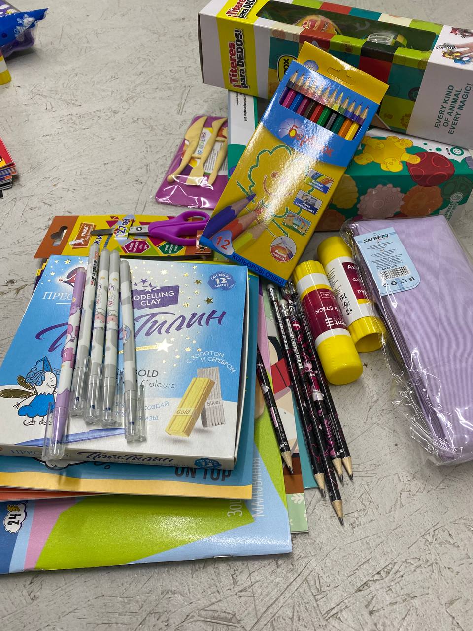 In den Kartons befanden sich Notizbücher und Hefte, ein Federmäppchen, Malbücher, Buntstifte, Knete und weitere Spielsachen. In den Kartons befanden sich Notizbücher und Hefte, ein Federmäppchen, Malbücher, Buntstifte, Knete und weitere Spielsachen.