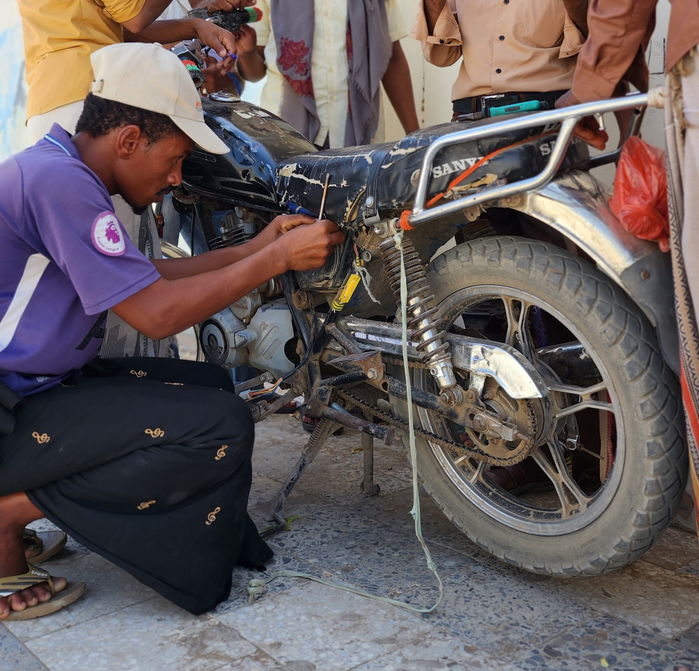 Mopeds sind im Jemen auch für Ärmere ein erschwingliches Transportmittel. Die Nachfrage nach Reparaturen ist groß –  in Kursen werden die Fertigkeiten dafür vermittelt.
