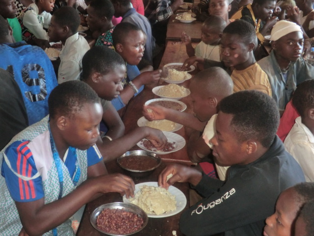 2,2 Mio. Kinder in der DR Kongo sind gravierend mangelernährt. Im Zentrum von PEDER erhalten Straßenkinder täglich eine warme Mahlzeit. 2,2 Mio. Kinder in der DR Kongo sind gravierend mangelernährt. Im Zentrum von PEDER erhalten Straßenkinder täglich eine warme Mahlzeit.