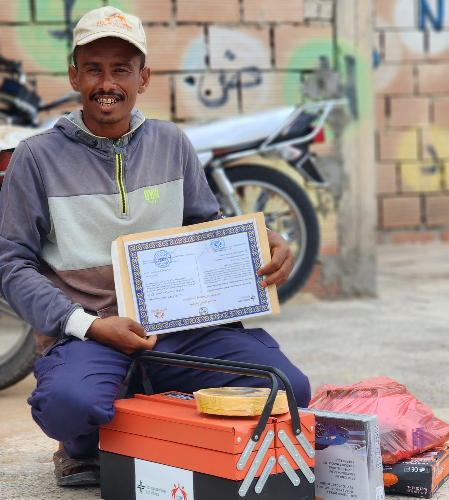 Mohammad Nasser hat an einem Lehrgang zur Instandsetzung von Krafträdern teilgenommen und kann jetzt in einer Werkstatt den Familienunterhalt verdienen.