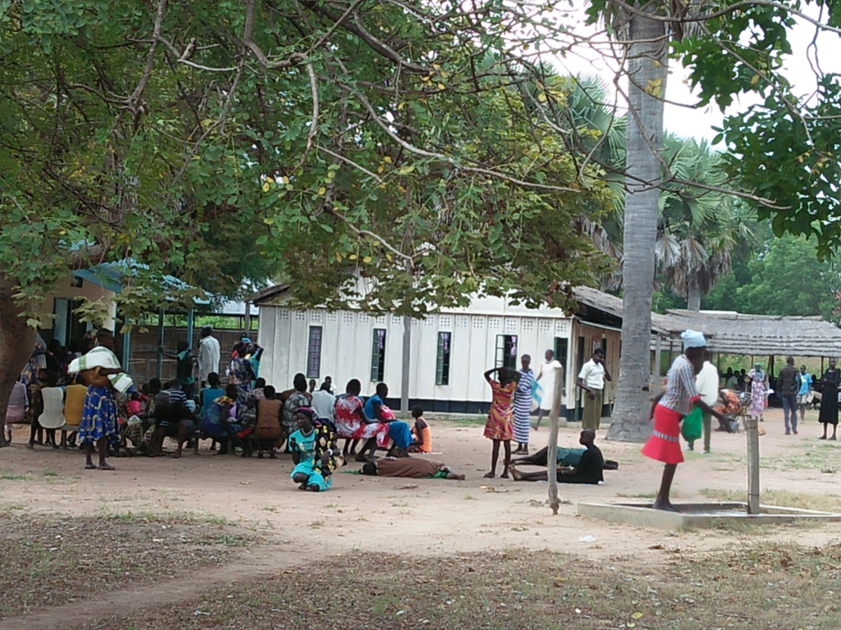 Für die Menschen aus dem weiten Umkreis ist die Klinik in Rumbek eine wichtige Anlaufstelle. Patienten nehmen tagelange Fußmärsche und lange Wartezeiten auf sich, um hier behandelt zu werden.