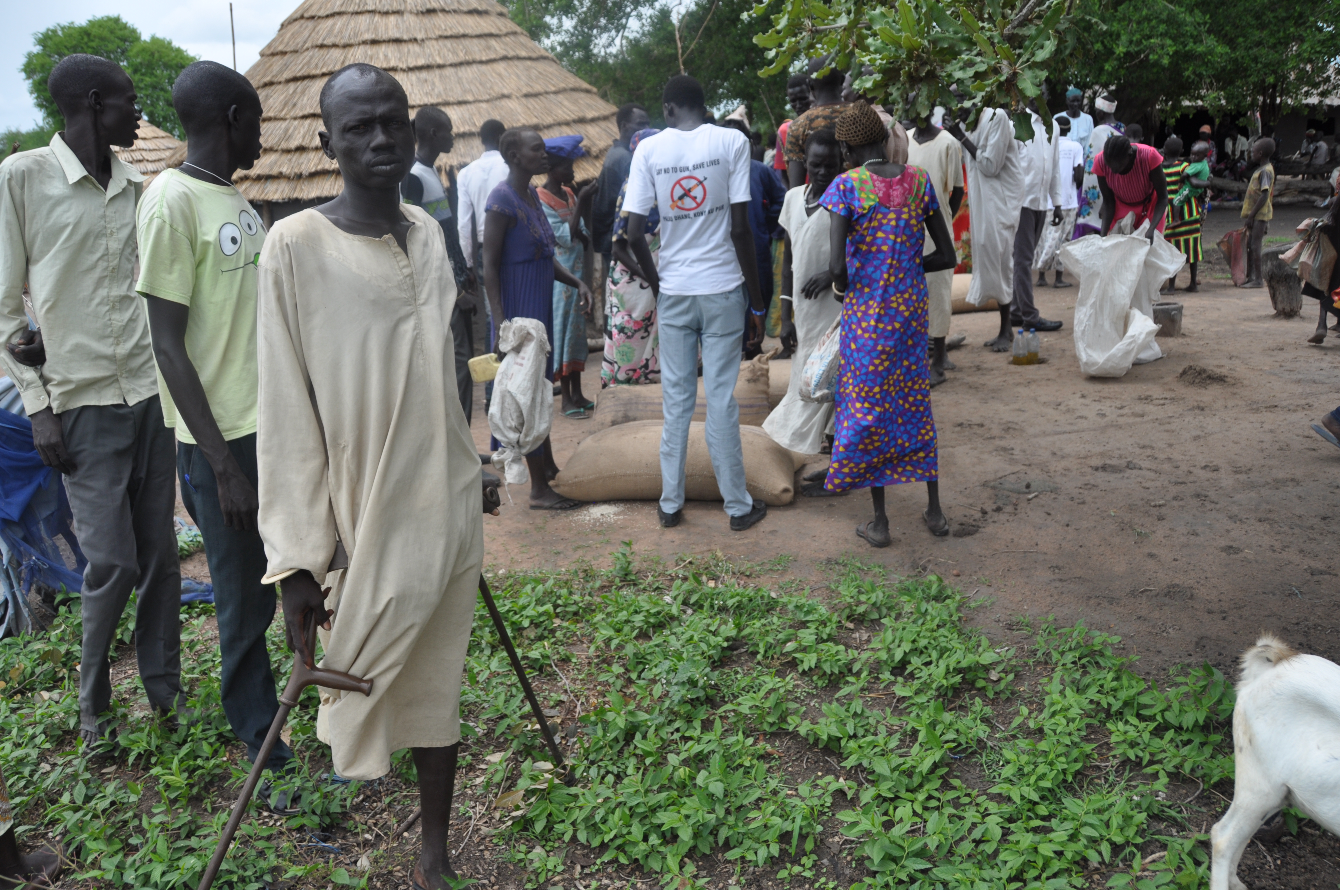 Vielen Menschen im Südsudan sieht man die Unterernährung und Erschöpfung an. Neben Müttern mit Kindern sind auch Menschen mit Behinderung auf unsere Hilfe angewiesen.