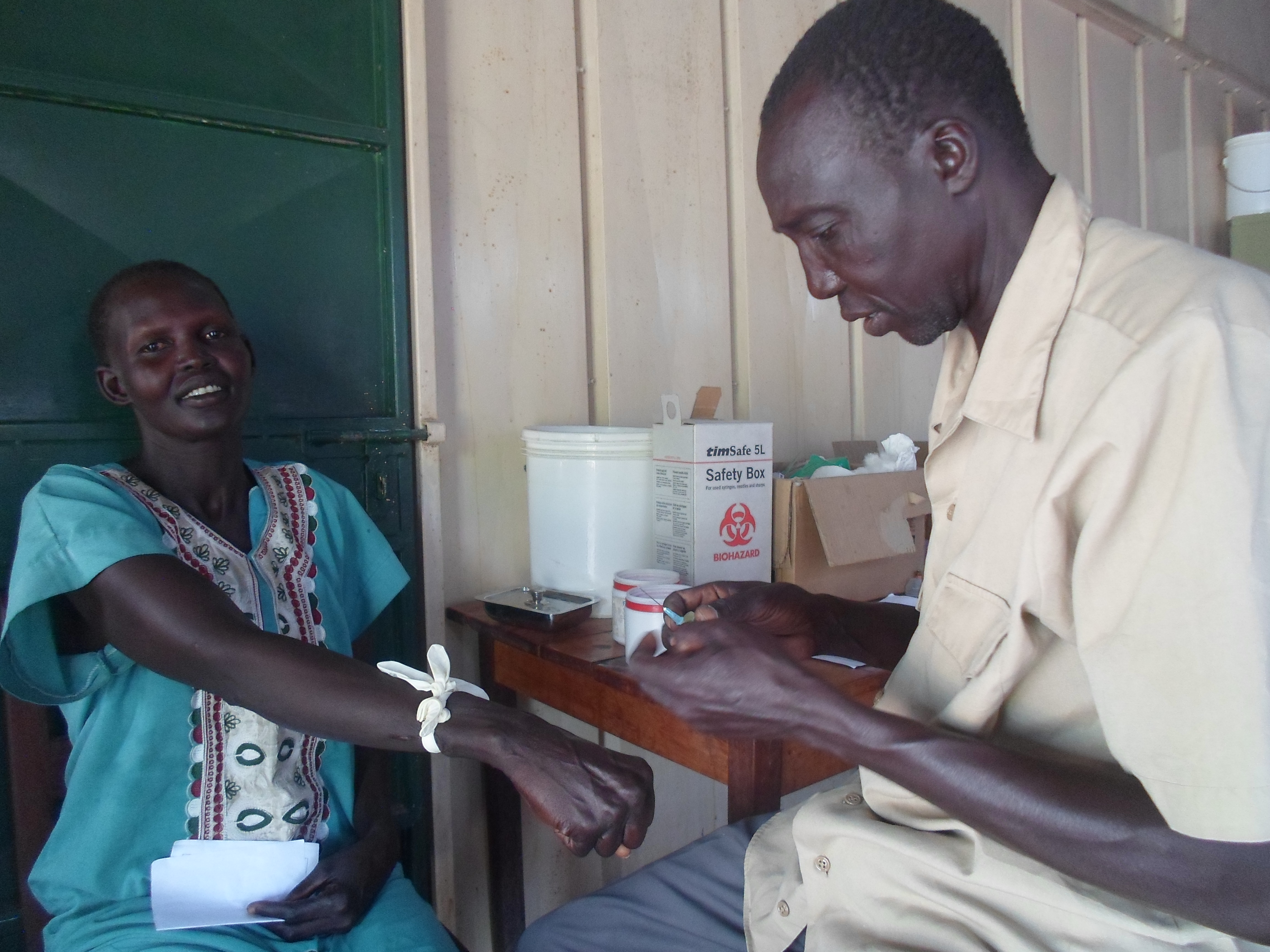 Das medizinische Personal in Rumbek nimmt sich Zeit für die hilfesuchenden Menschen. Viele Krankheiten können so korrekt diagnostiziert und behandelt werden.