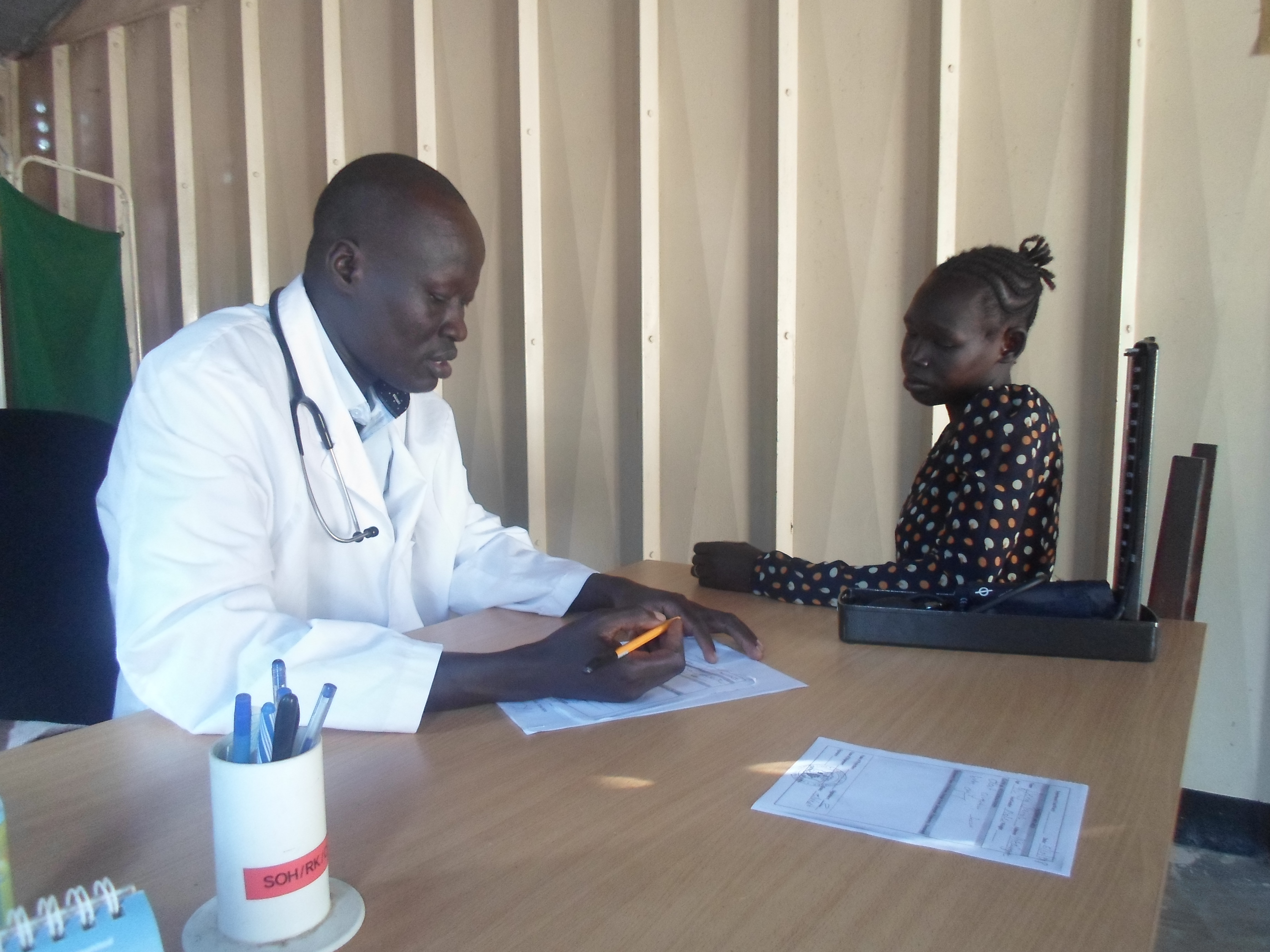 Zusätzlich zur Behandlung werden die Patienten über Hygiene, Babyernährung oder Unfallvermeidung aufgeklärt. Das hilft den Menschen, ihren beschwerlichen Alltag besser zu meistern.