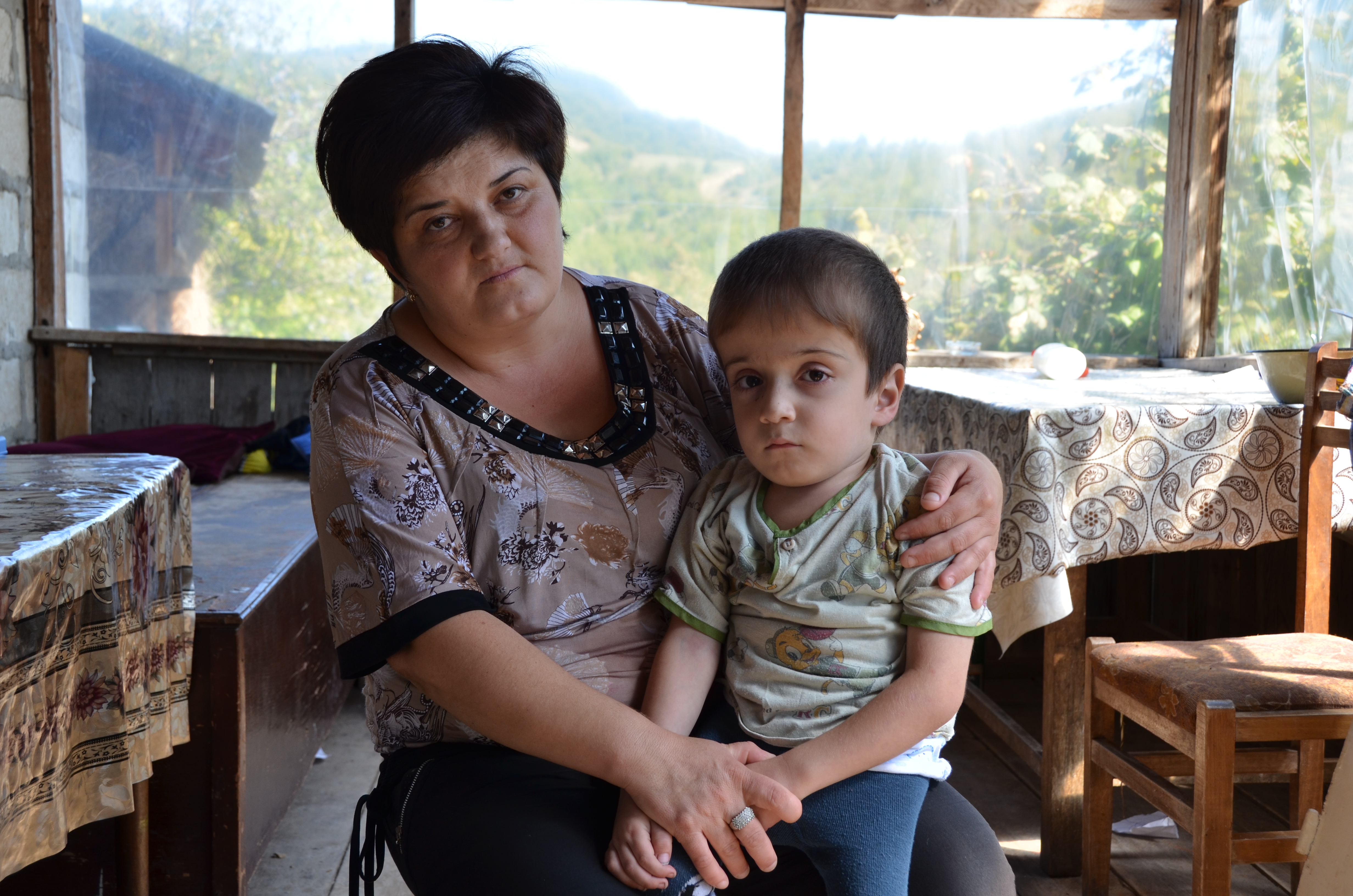 Anahit Babayan mit ihrem Sohn Erik. Ihr fällt es schwer, ihre Kinder im Alter von drei bis 13 Jahren zu ernähren und ihnen eine gute Zukunft zu schenken. Sie hat keine Arbeit und der anhaltende Konflikt um die Enklave Bergkarabach lässt sie in steter Angst leben.