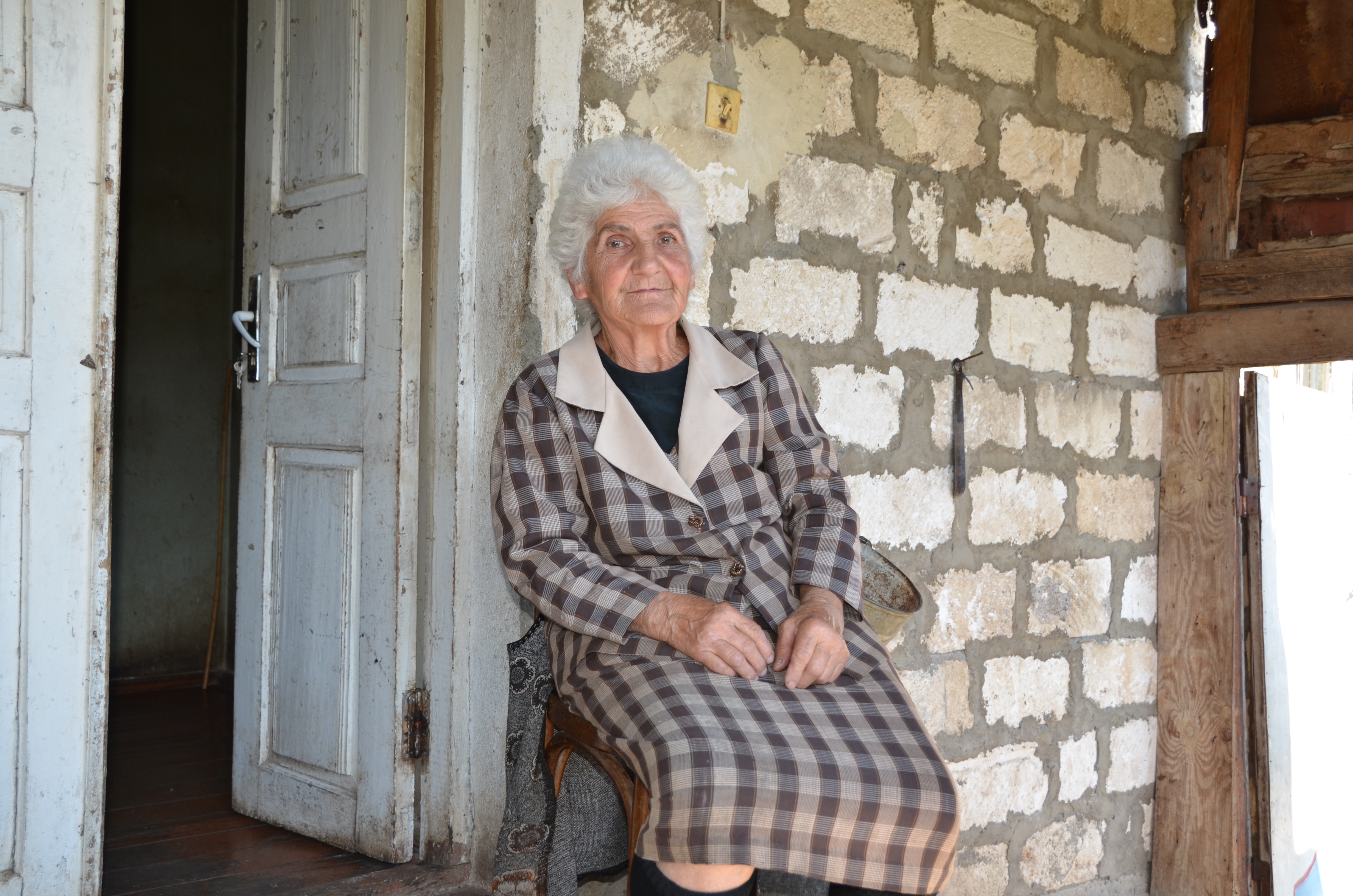 Emma Lasarjan (79) ist sehr dankbar für unsere Hilfe. Ihren Sohn verlor sie im Krieg, ihr Mann verstarb vor sieben Jahren.