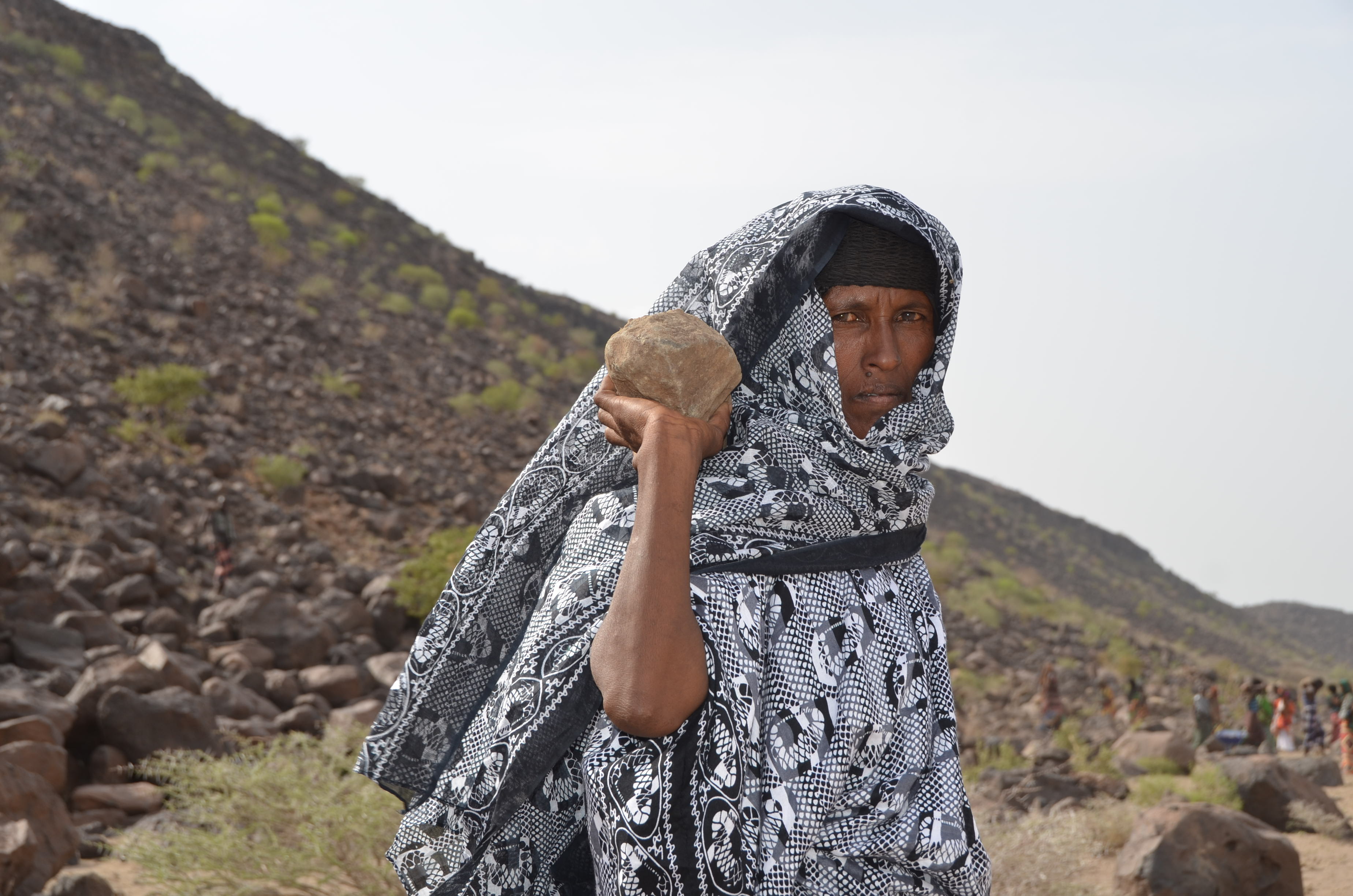 Hierzu tragen die Menschen mit bloßen Händen vulkanisches Gestein von den Bergen ab. Aus diesem werden Barrieren gesetzt, um den Flussverlauf zu lenken. Eine anstrengende Arbeit in der staubigen Hitze. Hierzu tragen die Menschen mit bloßen Händen vulkanisches Gestein von den Bergen ab. Aus diesem werden Barrieren gesetzt, um den Flussverlauf zu lenken. Eine anstrengende Arbeit in der staubigen Hitze.