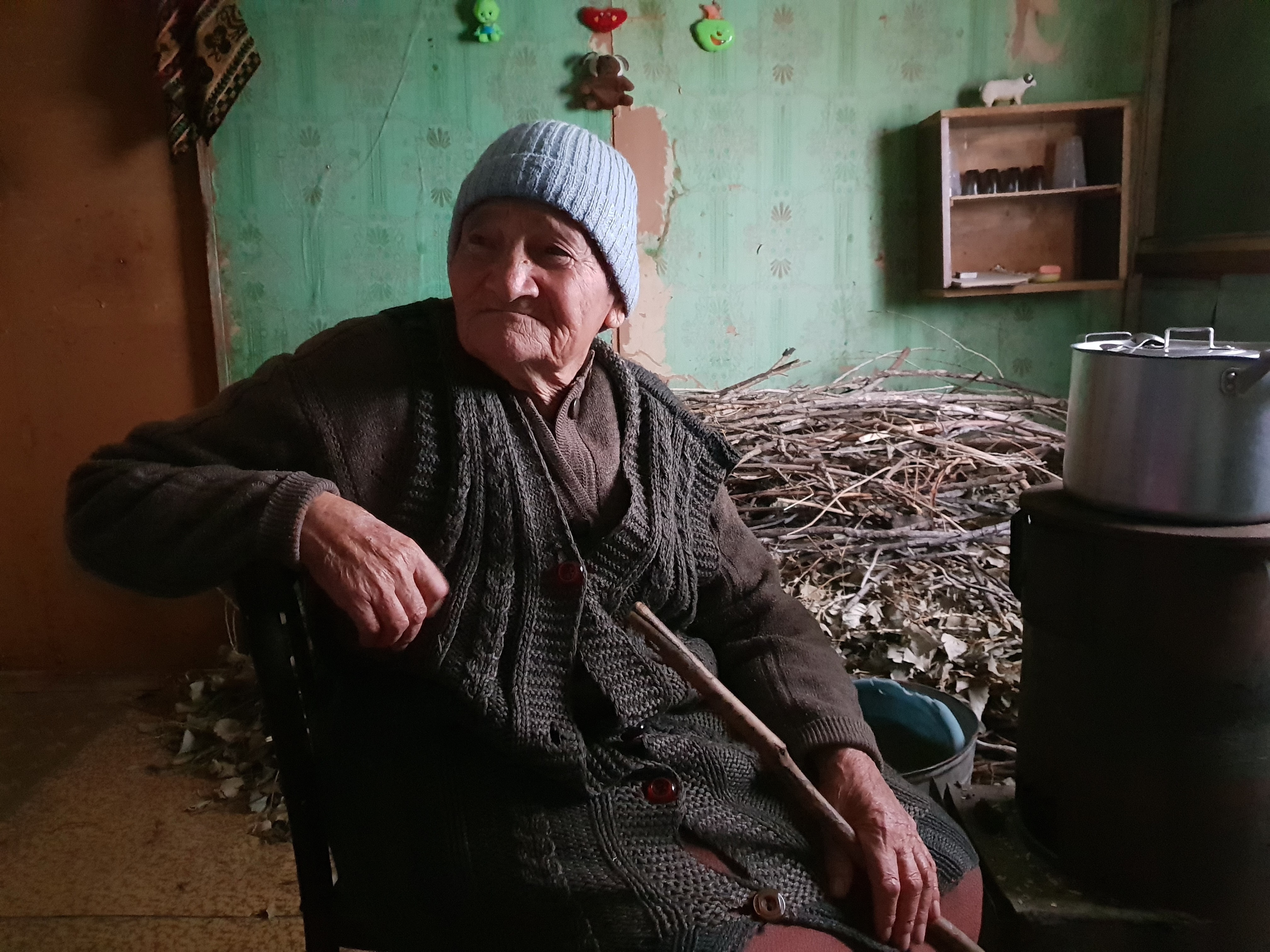 Die 82-jährige Torvayan Schochik fürchtet sich vor den verbleibenden Winterwochen. Noch hat sie ein wenig Reisig zum Heizen, doch der Topf auf dem kleinen Ofen bleibt meist leer.