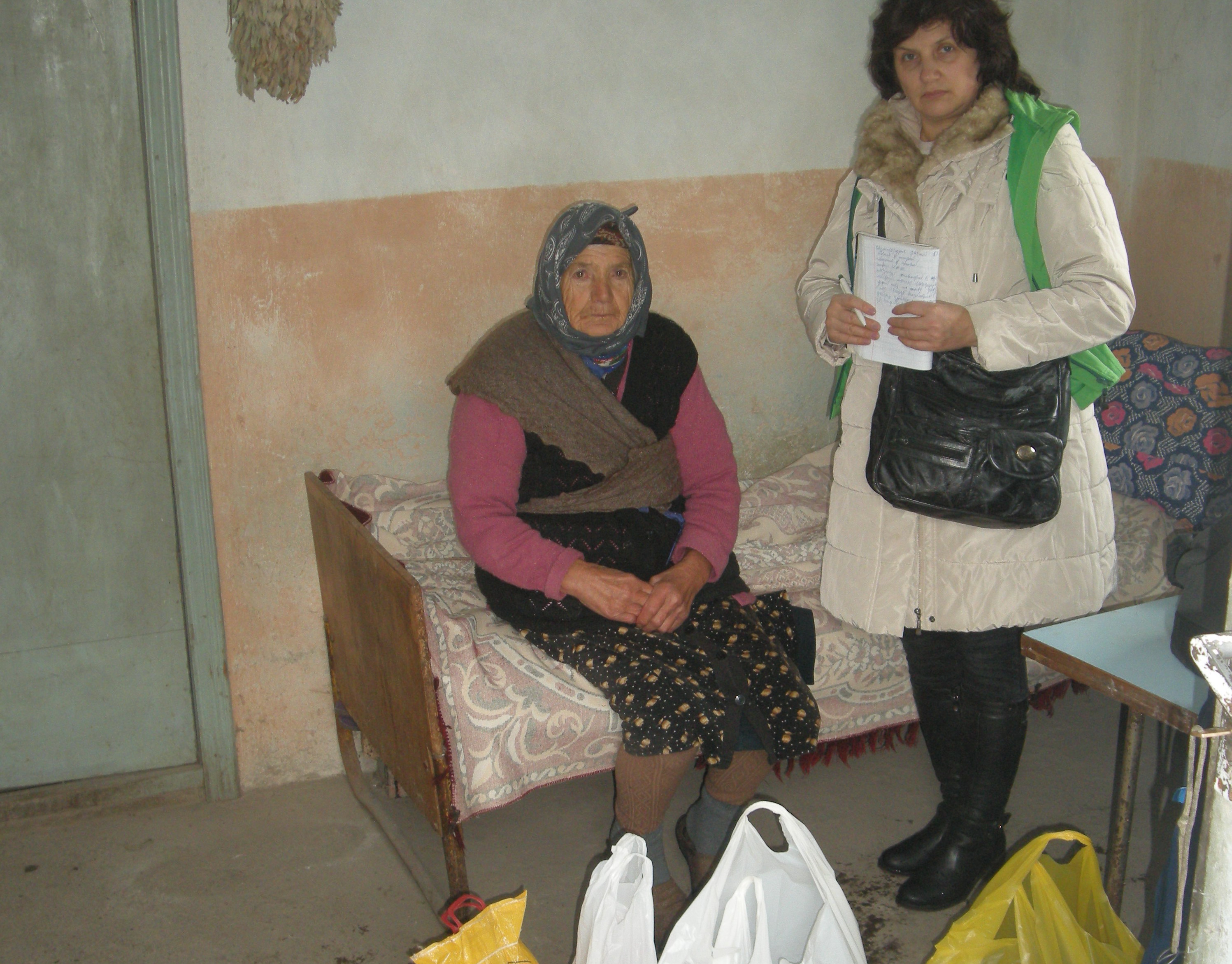 Die Hilfspakete, die unsere Mitarbeiter Wigen Aghanikjan und Aljona Zeytunyan (rechts) überbringen, enthalten neben Hygieneartikeln vor allem Lebensmittel.