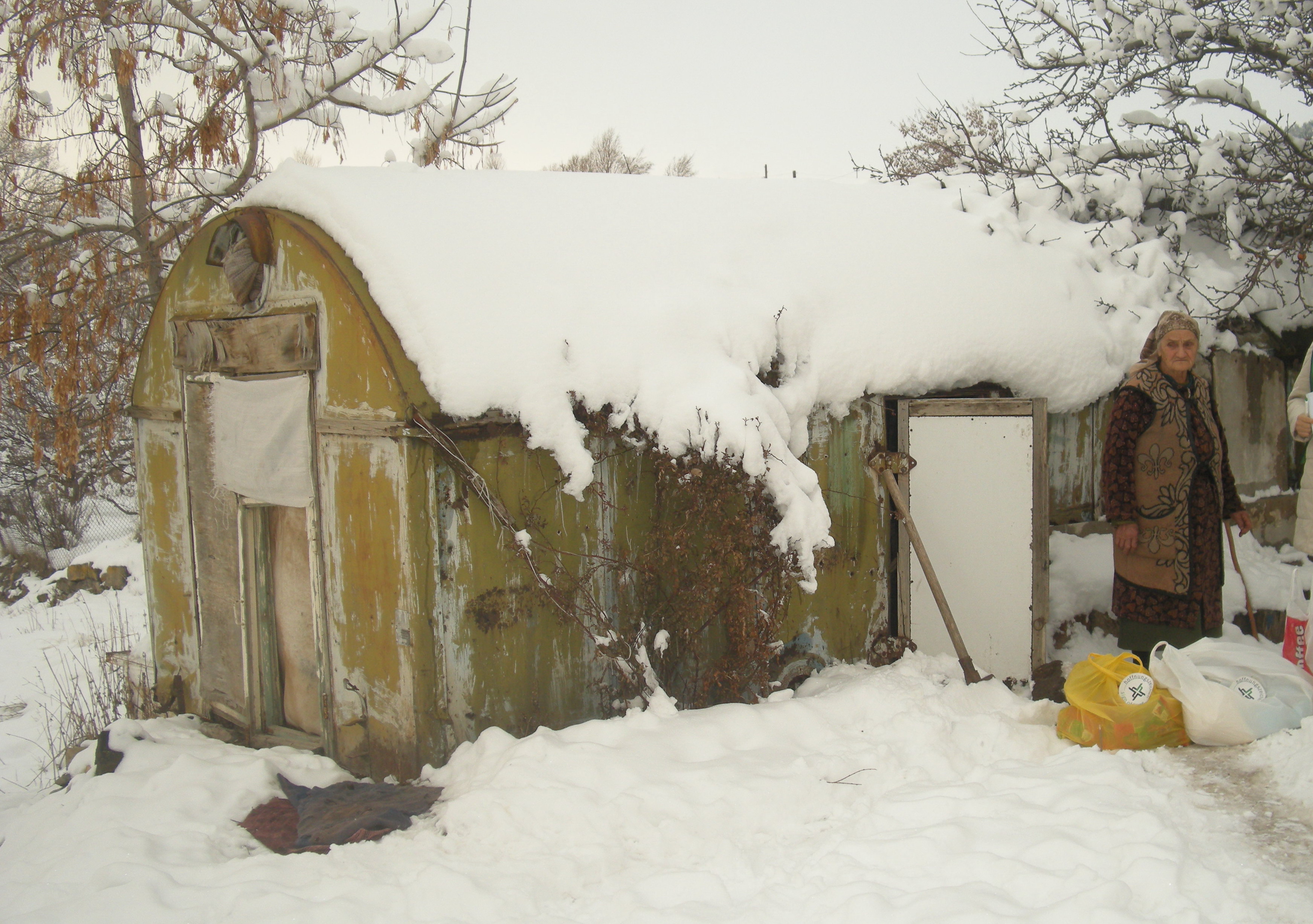 Frau Nikoghosyan lebt mit ihrer behinderten erwachsenen Tochter seit über 30 Jahren in diesem Blechcontainer, der ursprünglich nur eine Notunterkunft sein sollte.