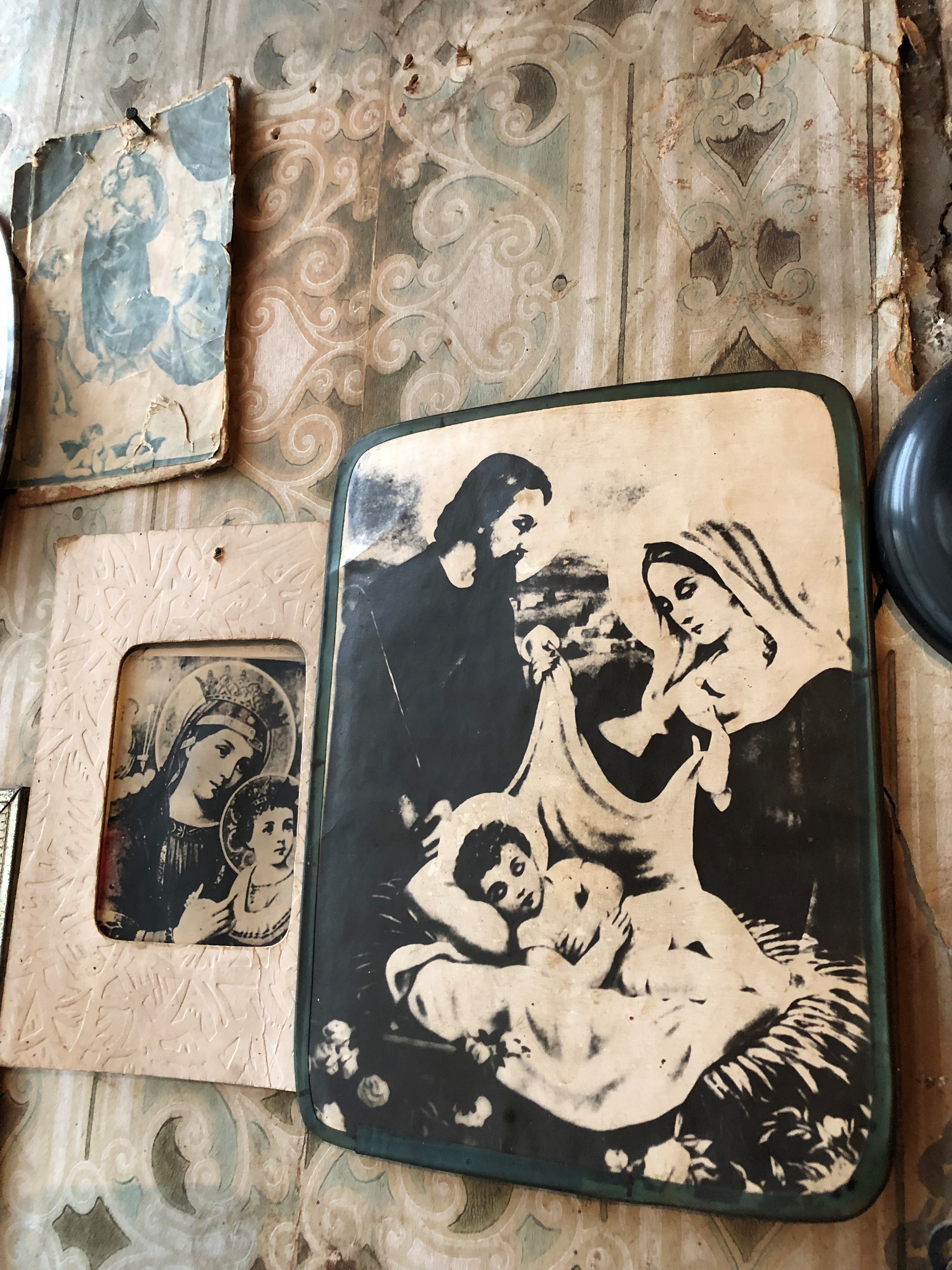 Die christlichen Motive, die viele Wände in Armenien schmücken, strahlen Geborgenheit aus. Neben ihrem Glauben schenken auch die Lebensmittelpakete von Hoffnungszeichen den Menschen Kraft und Zuversicht.