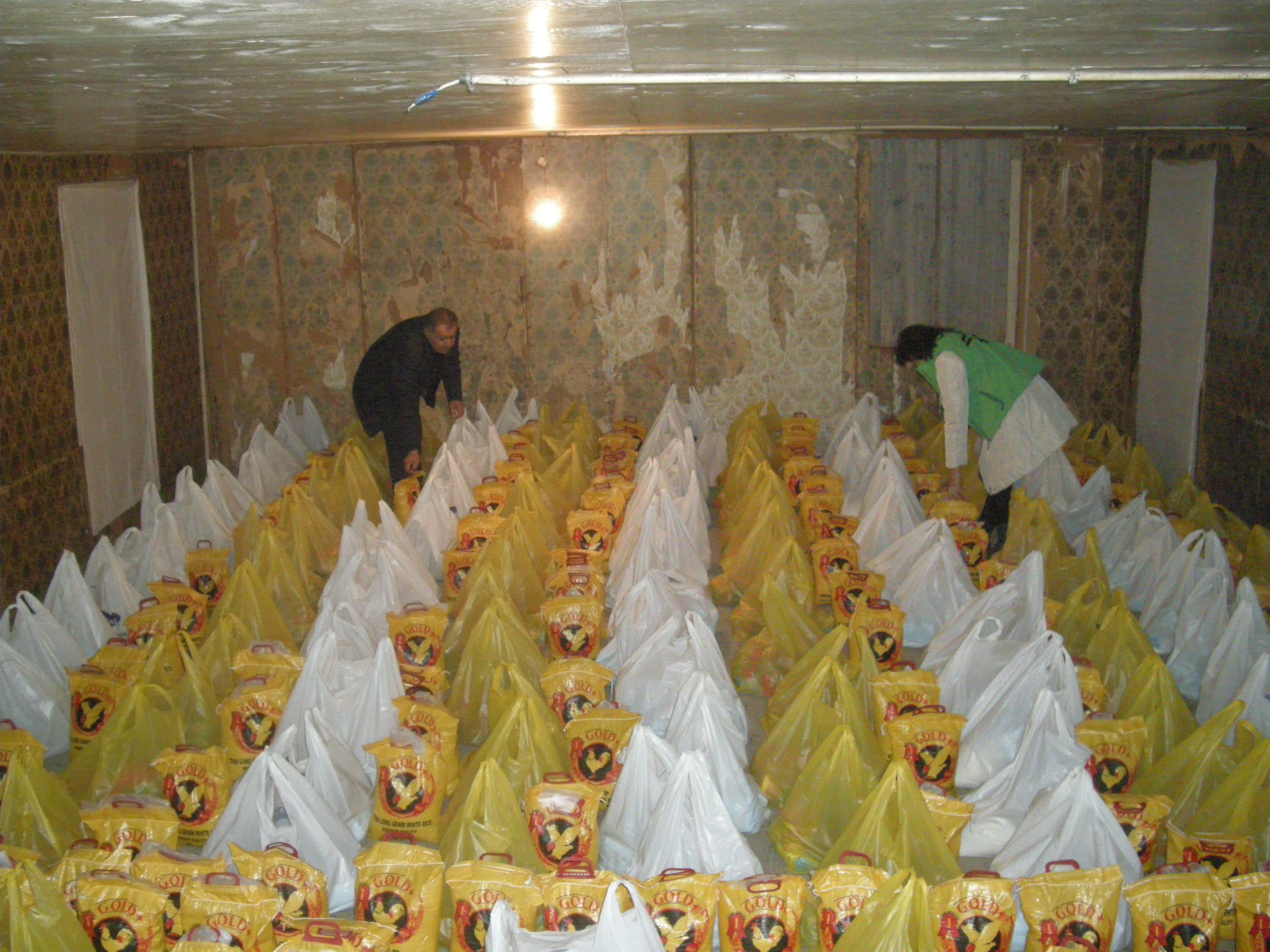 150 bedürftige Familien und alleinstehende Senioren möchten wir mit unserer Hilfslieferung erreichen – die Ärmsten der Gemeinde Dschadschur, die sich diese Nahrungsmittel sonst nicht leisten könnten.