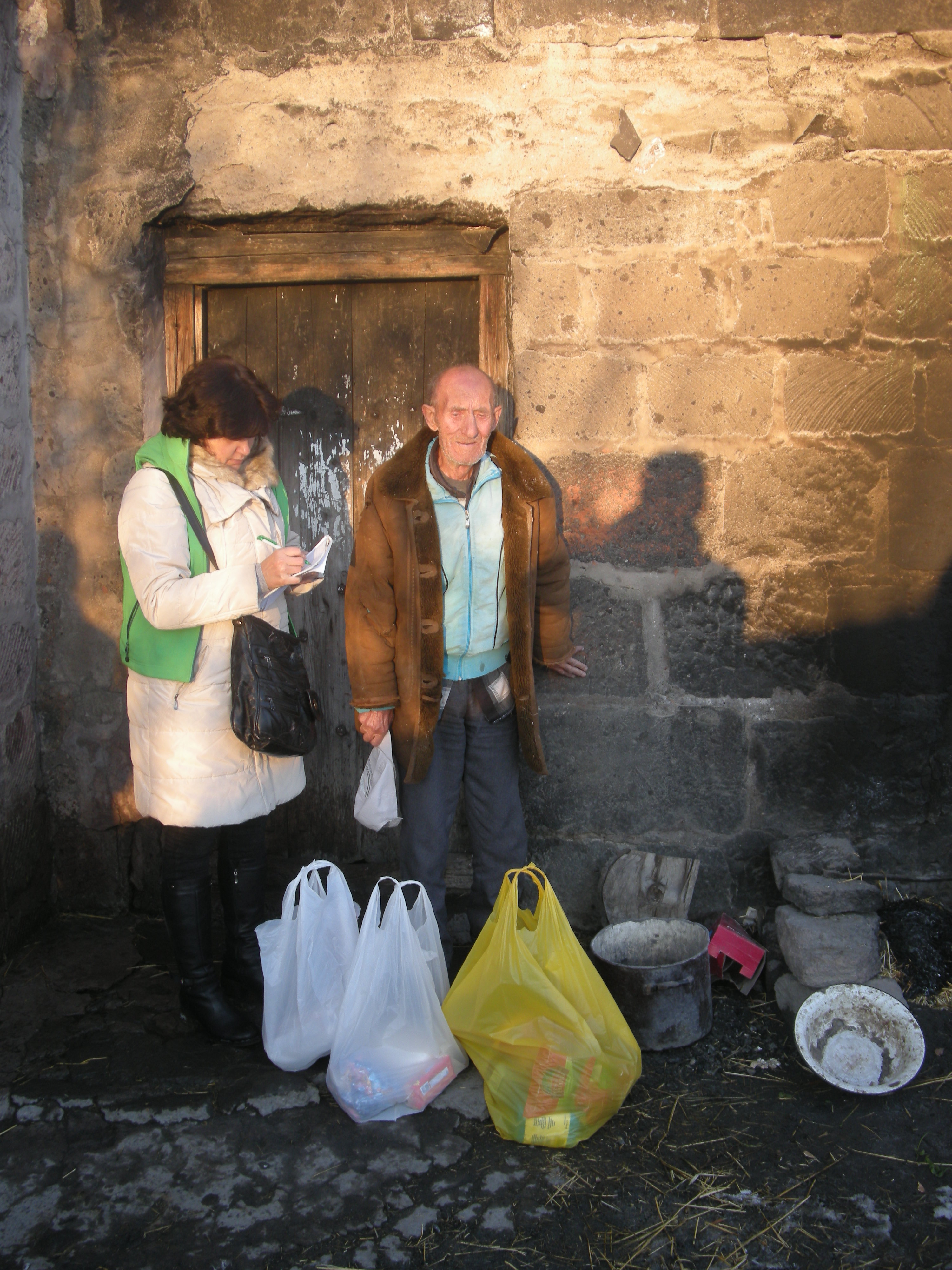 Der 79-jährige Ashak Serobjan ist so entkräftet, dass er sich an der Wand abstützen muss. Seine geringe Rente reicht nicht für Medikamente und genügend Nahrung.