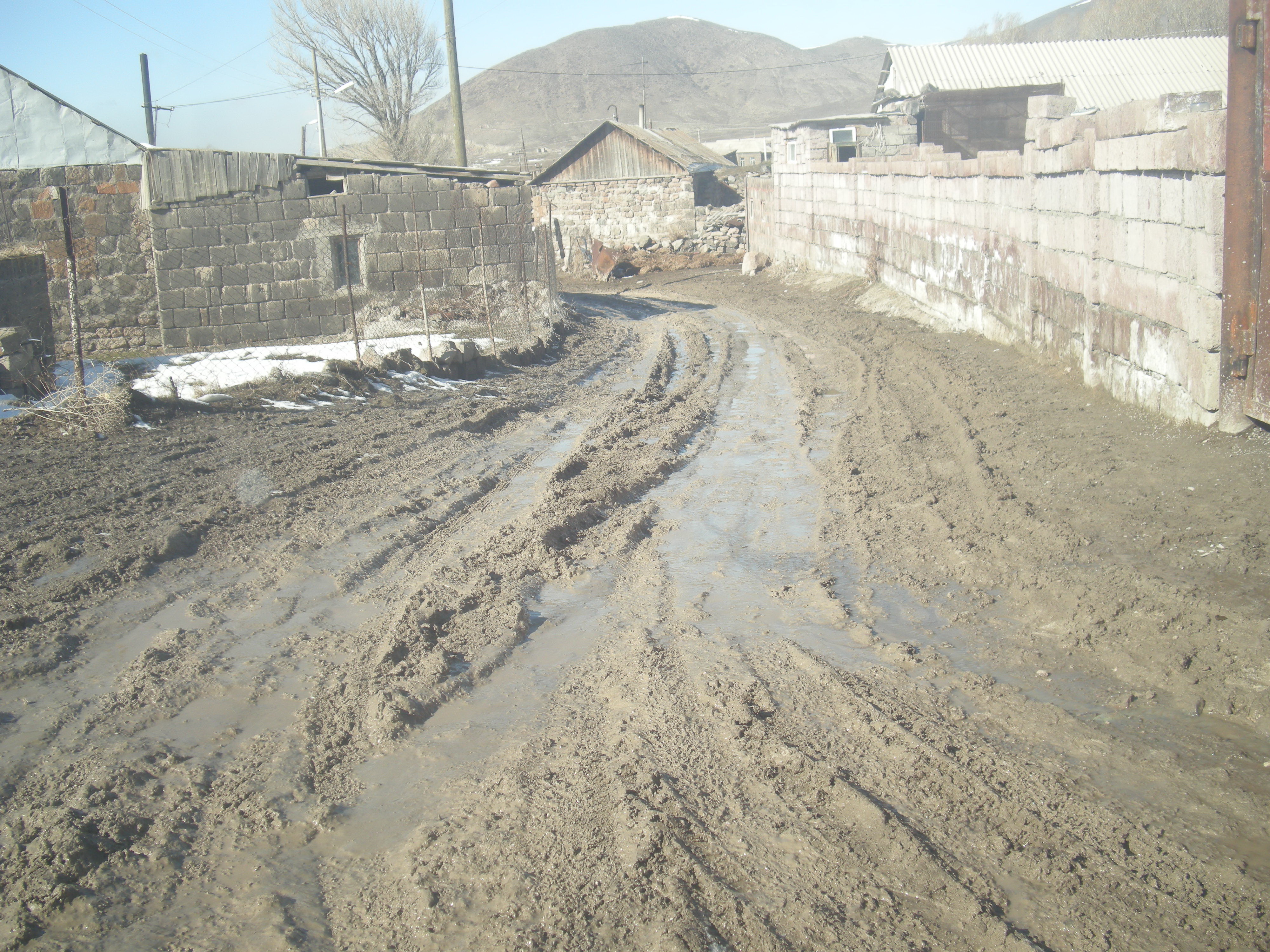 Straßen aus Dreck und zerfallene Häuser – seit dem Erdbeben 1988 wurde kaum etwas in Dschadschur erneuert. Die wirtschaftliche Lage ist schlecht, die Dorfbewohner leben in ärmlichen Verhältnissen.
