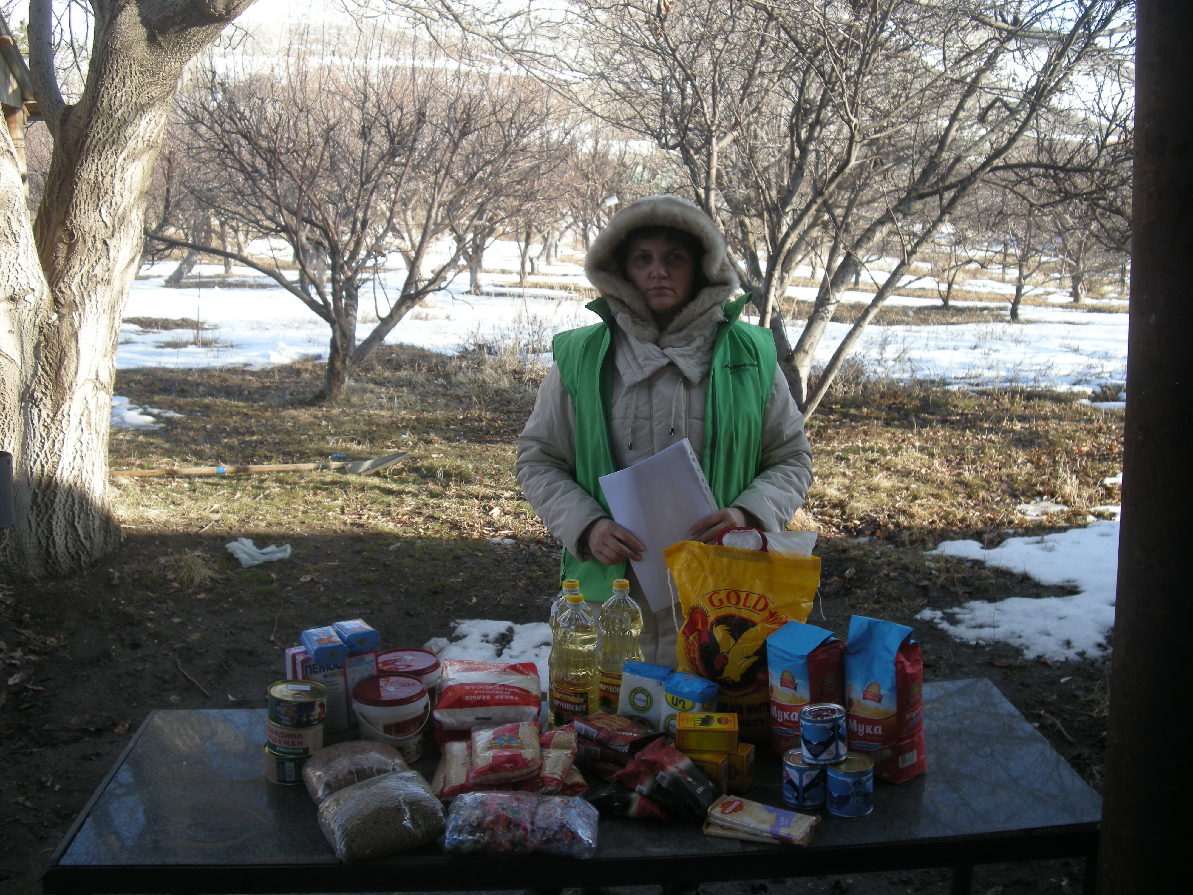 Unsere Winterhilfe in Schirak stillt nicht nur den Hunger der Begünstigten sondern entlastet auch deren Haushaltskasse. So können sie sich beispielsweise Brennholz leisten oder wichtige Medikamente.