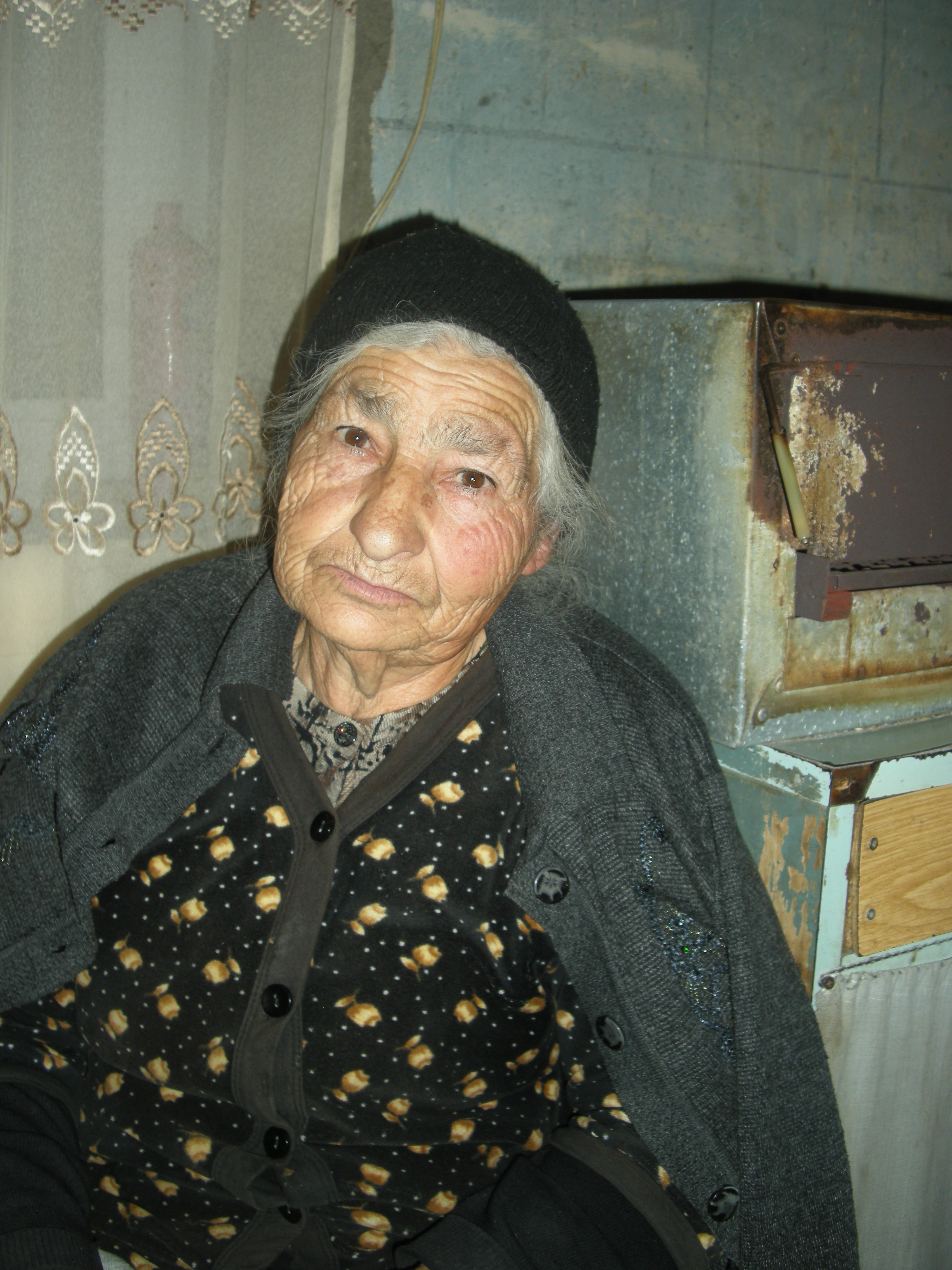 Kima Martirosjan hat viel Unglück erlebt. Beim Erdbeben 1988 starben ihr Mann und beide Kinder. Seitdem lebt die 80-Jährige allein und in bitterer Armut.