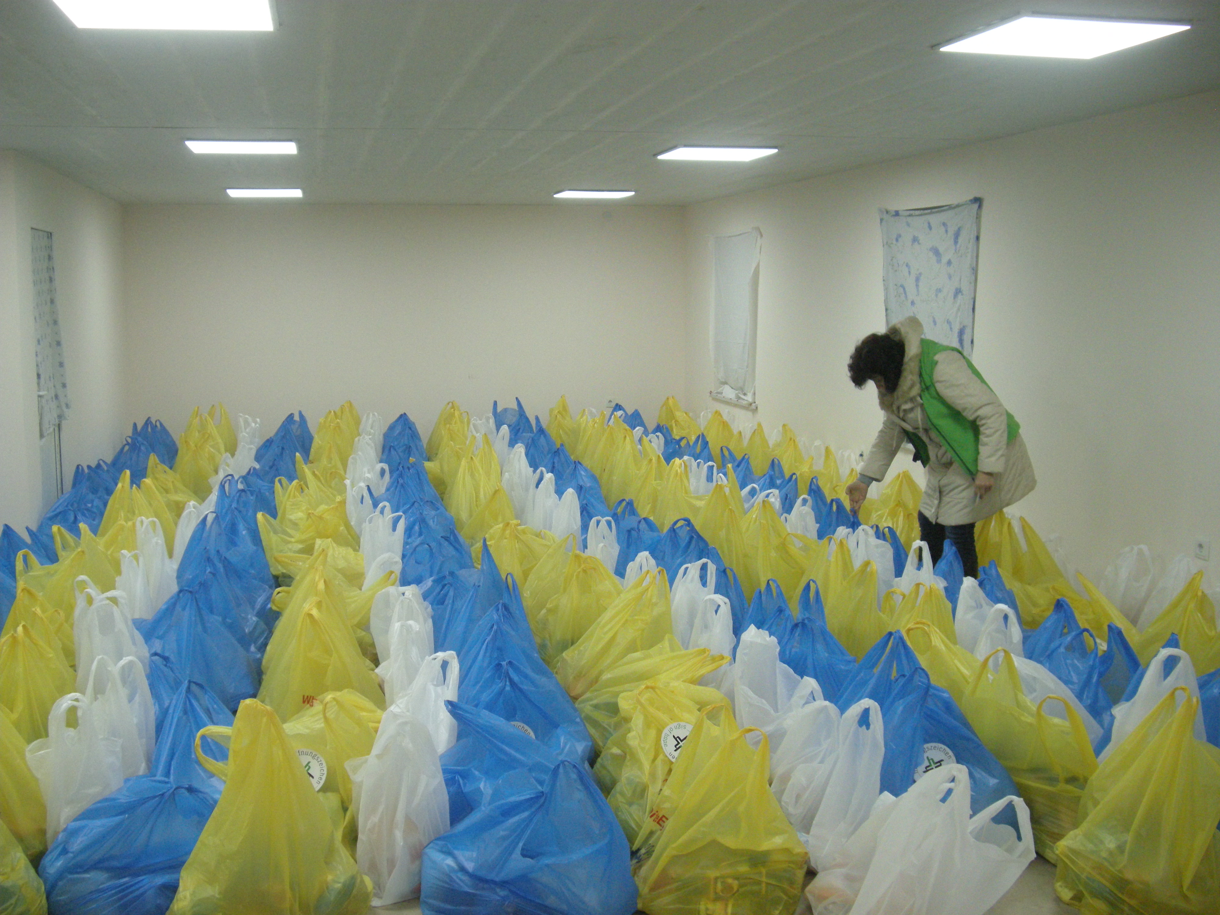 150-mal Hoffnung: Fleißige Helfer haben im Vorfeld der Verteilung die Lebensmittel eingekauft, sortiert, verpackt und verteilfertig gemacht.