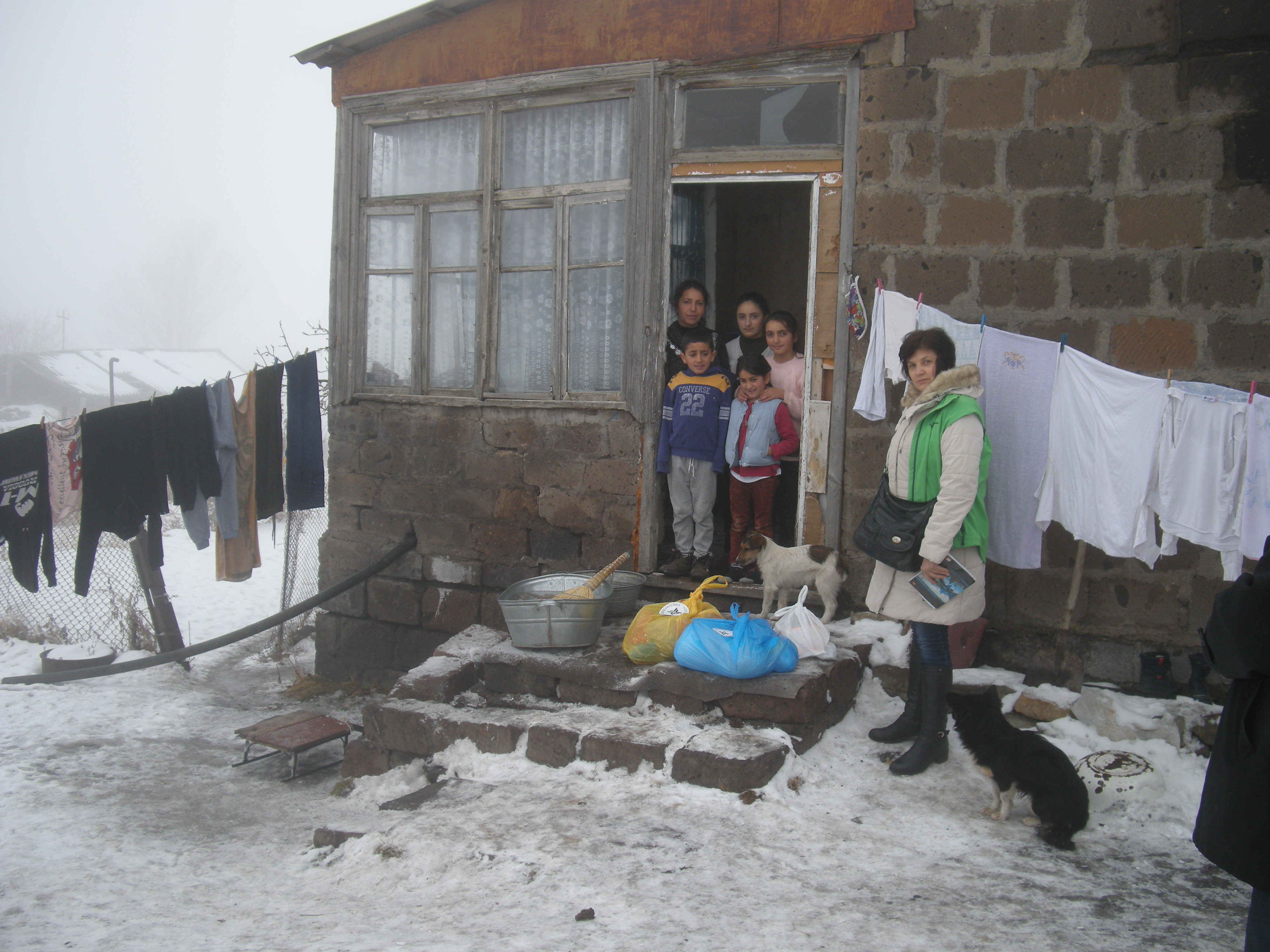 „Danke“ sagt nicht nur die Familie Harutjunjan. Auch alle anderen Hilfeempfänger sind sehr glücklich über die Nahrungsmittelpakete. konserven, aber auch Waschmittel.