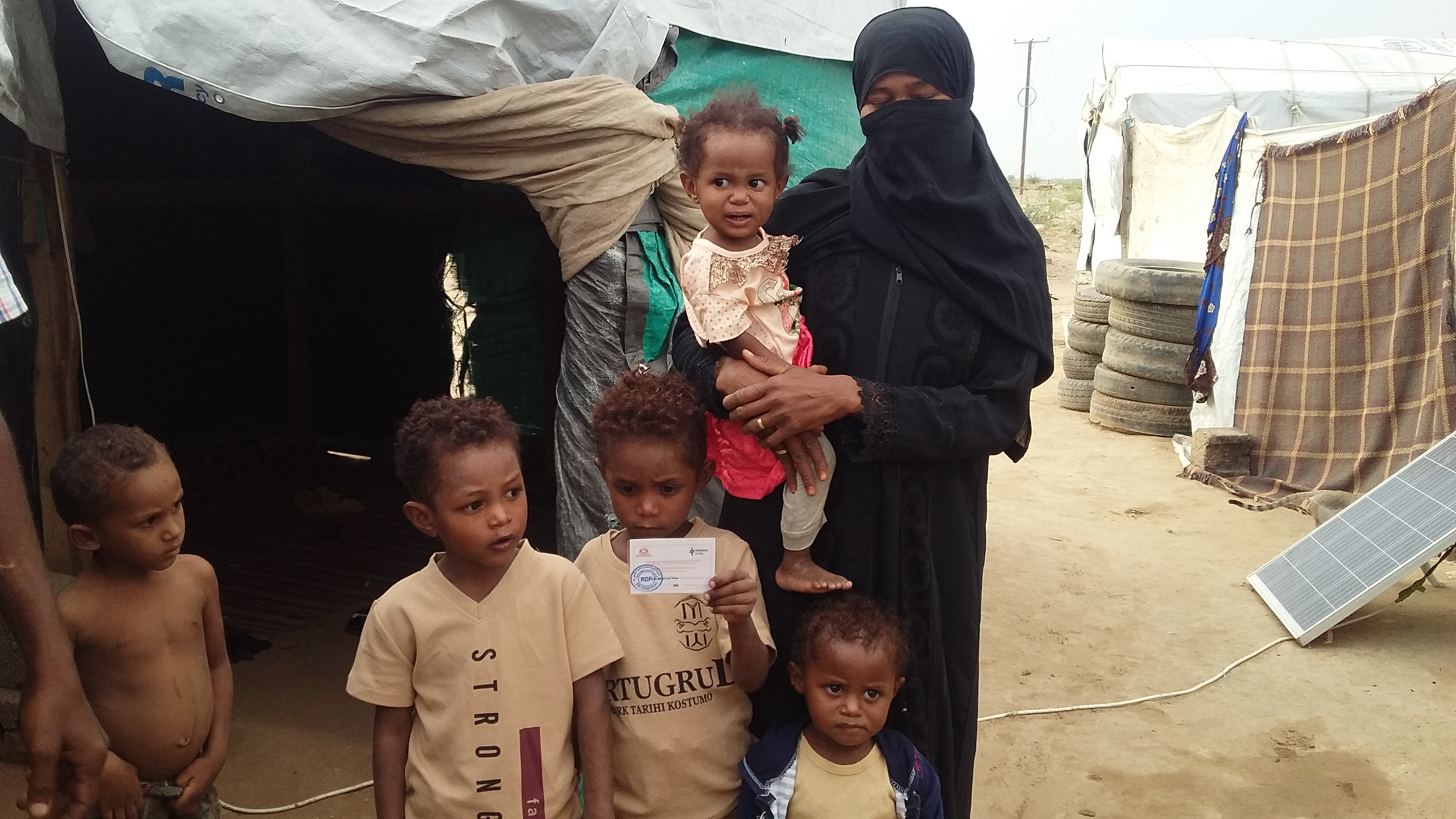 Salehah und ihre Kinder leben in einem Flüchtlingslager. „Ich habe Angst um das Leben meiner Kinder“, sagt sie. Krieg und Hunger sind im Jemen allgegenwärtig. Salehah und ihre Kinder leben in einem Flüchtlingslager. „Ich habe Angst um das Leben meiner Kinder“, sagt sie. Krieg und Hunger sind im Jemen allgegenwärtig.