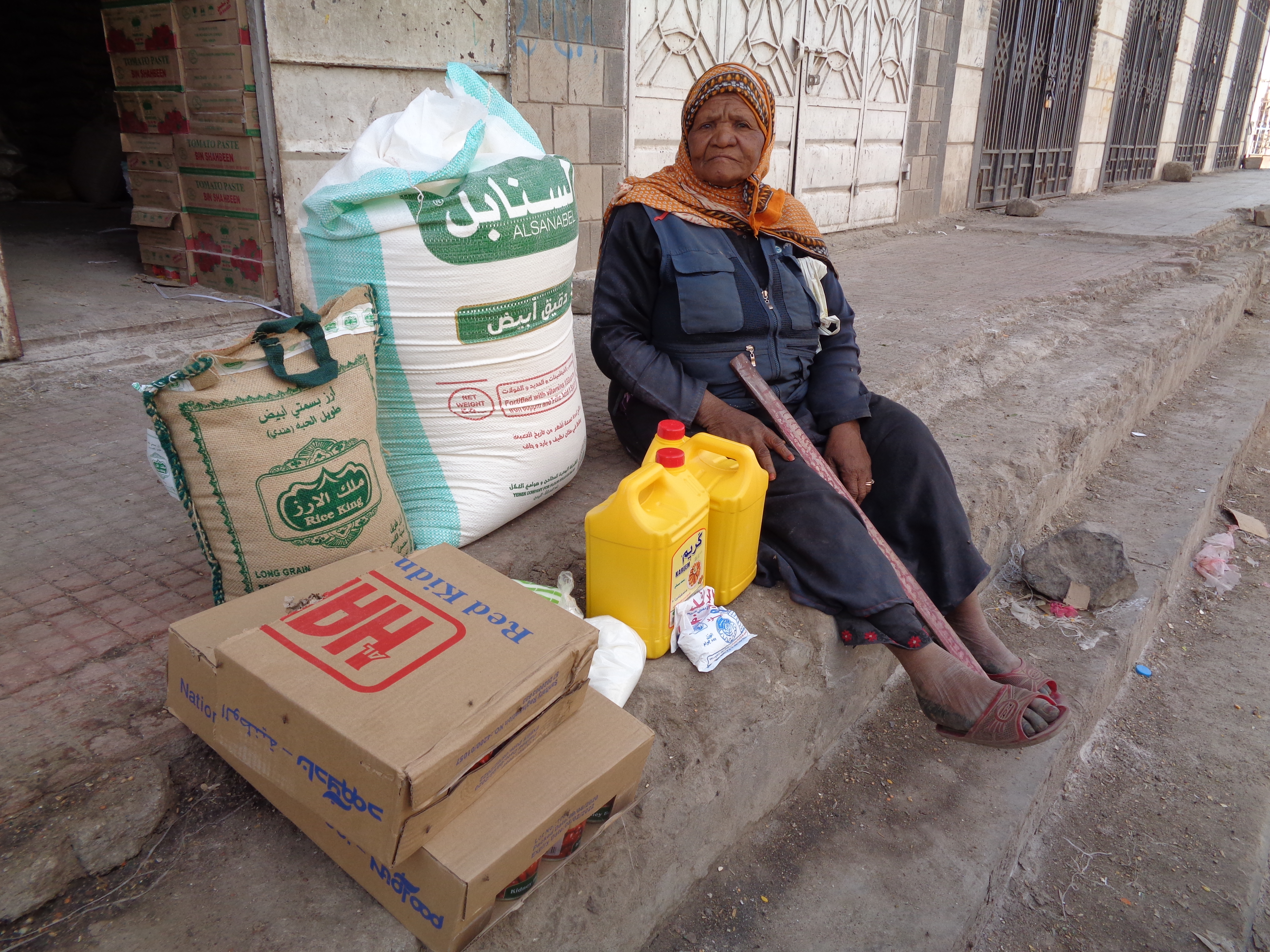 Saida hat ihr Leben lang viel Leid erfahren. Die 70-Jährige ist verwitwet und muss sich um ihre zwei pflegebedürftigen Söhne kümmern. Die Familie leidet Hunger – unsere Lebensmittelhilfe ist hier von größter Bedeutung.