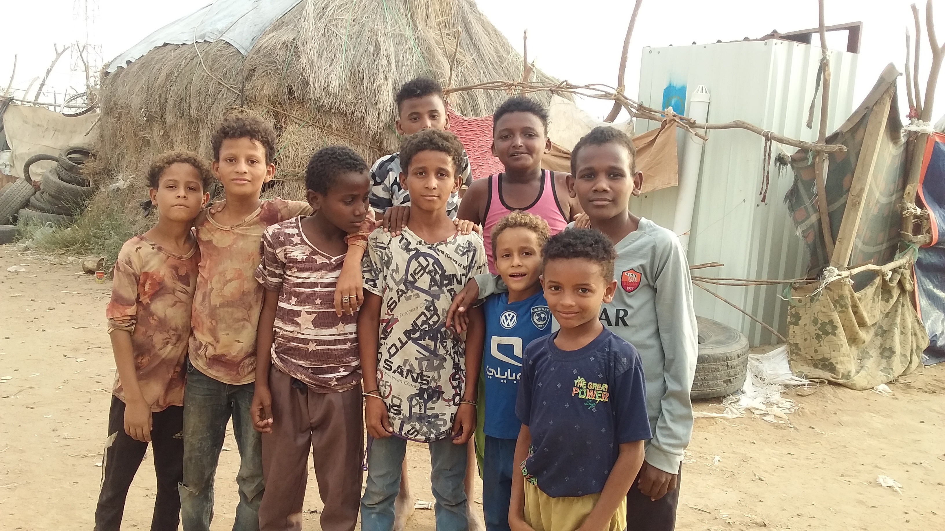 Hunderttausende Menschen sind innerhalb des Landes auf der Flucht. Viele Kinder kennen nur ein Leben in bitterer Armut und ohne Zuhause. Hunderttausende Menschen sind innerhalb des Landes auf der Flucht. Viele Kinder kennen nur ein Leben in bitterer Armut und ohne Zuhause.