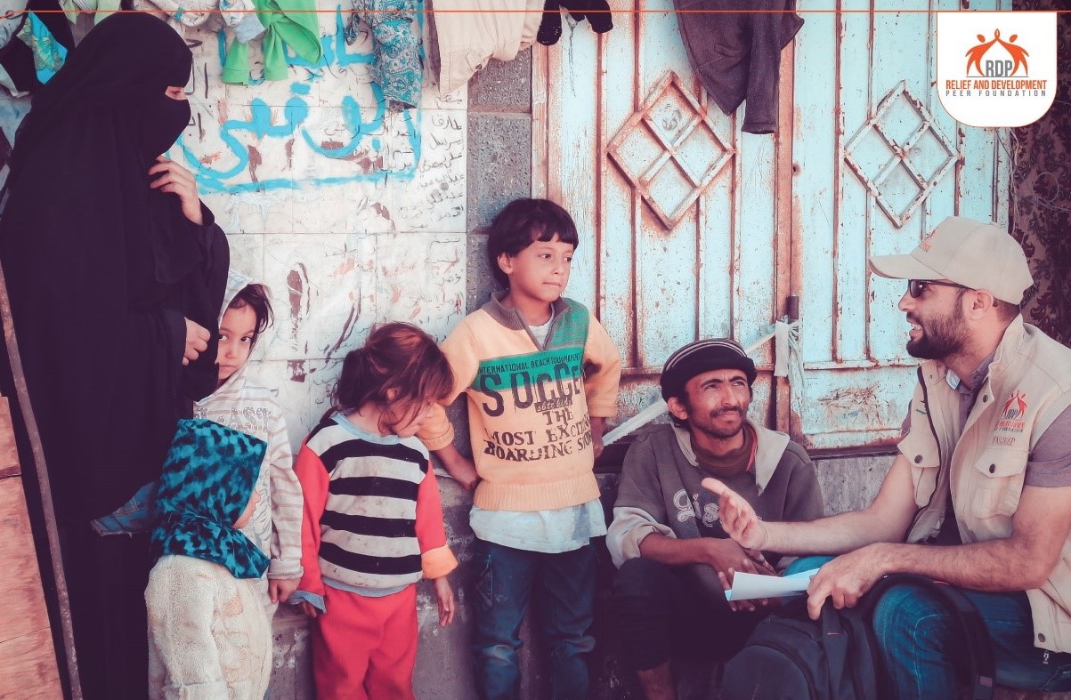 Mohammed Ali Yahya, seine Frau Warda und ihre vier Kinder haben jahrelang nur durch Betteln überlebt. Ein Mitarbeiter unseres Partners RDP überbringt ihnen Gutscheine für Nahrungsmittel.