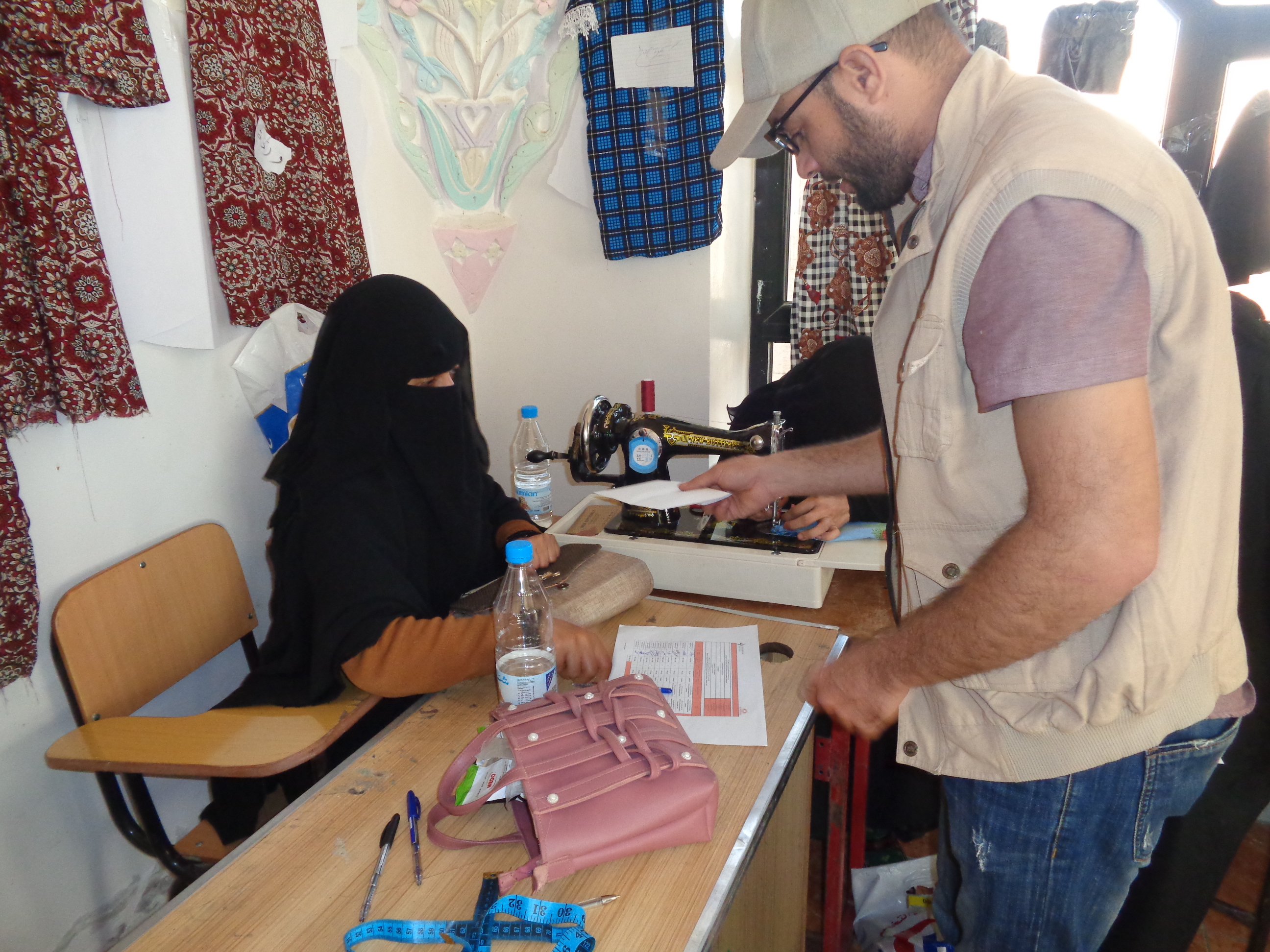 Warda hat zudem einen Nähkurs und eine Nähmaschine erhalten. Berufstätigkeit ist für viele Frauen im Jemen nicht üblich, und daher rührt ihre Benachteiligung. Wir setzen uns mit den Nähkursen für die Selbstständigkeit der Frauen ein.