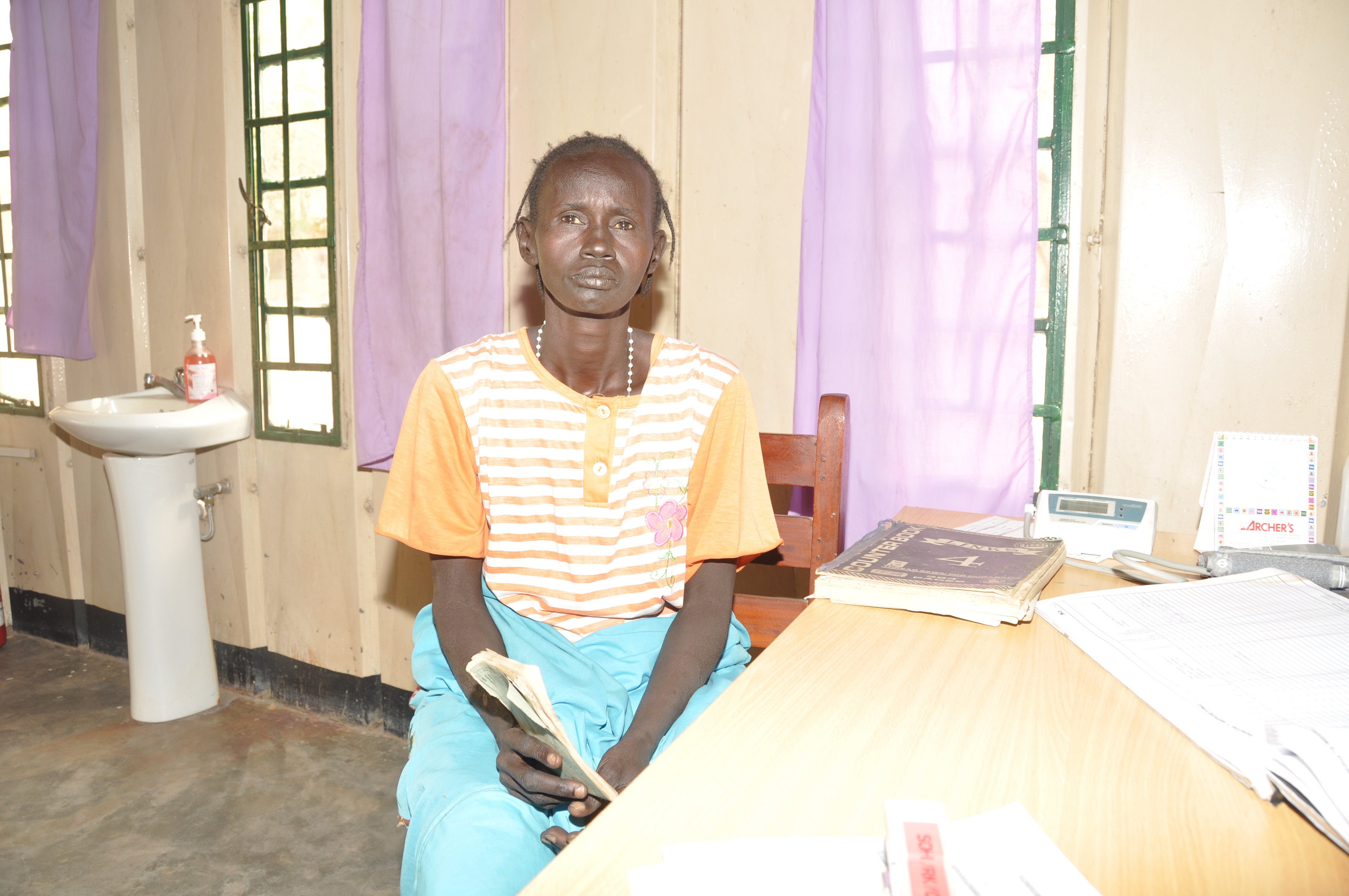 Erschöpft kam Aker Mading (38) in die Gesundheitsstation nach Rumbek. „Ich weiß gar nicht, wie oft ich schon hierhergekommen bin. Alle meine Kinder haben in der Klinik bereits Hilfe erhalten.“