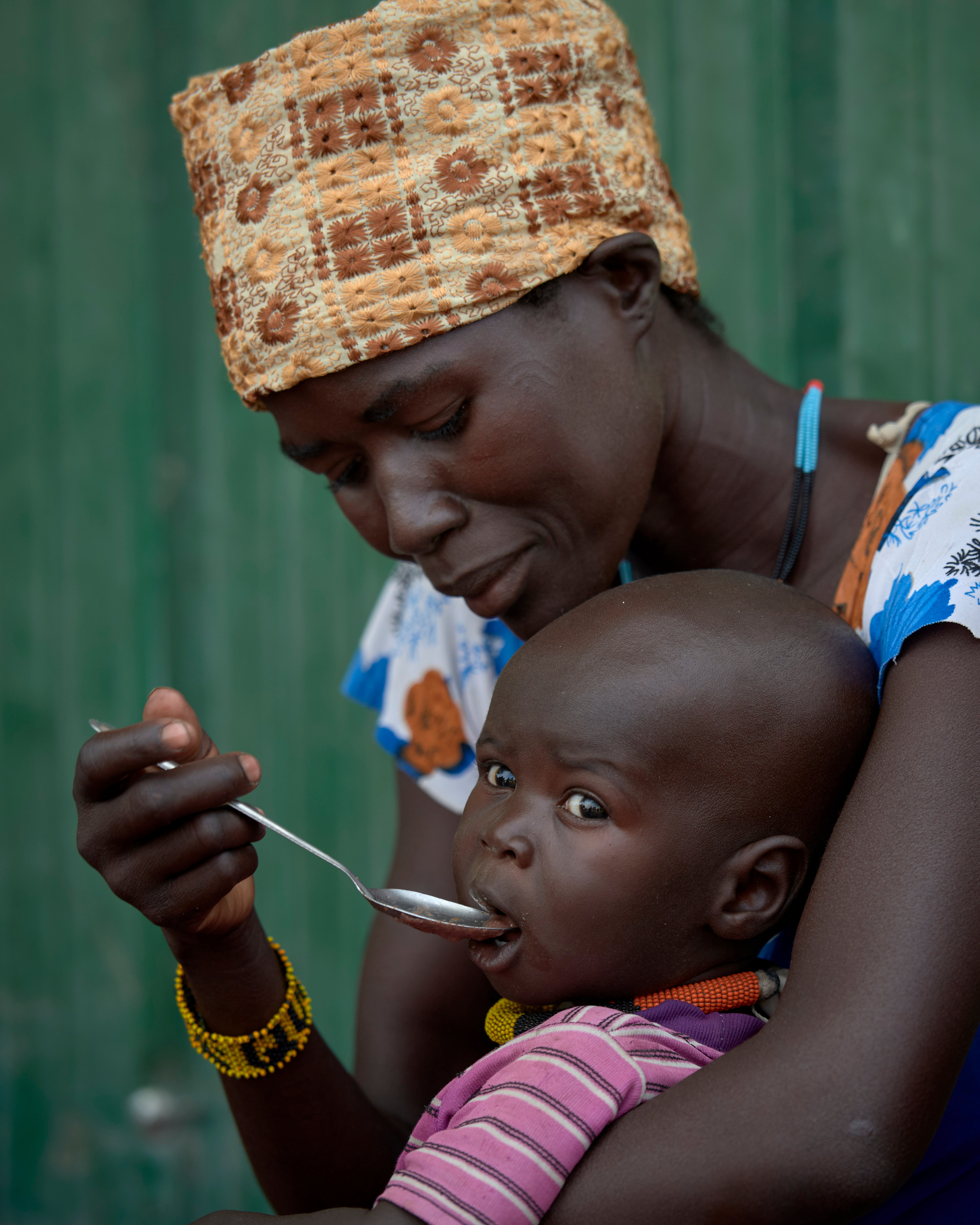 Die einjährige Regina war völlig ausgezehrt, bevor sie in das Ernährungsprogramm der Loreto-Schwestern in Maker Kuei aufgenommen wurde. Mit spezieller Nahrung werden hier mangelernährte Kinder aufgepäppelt.