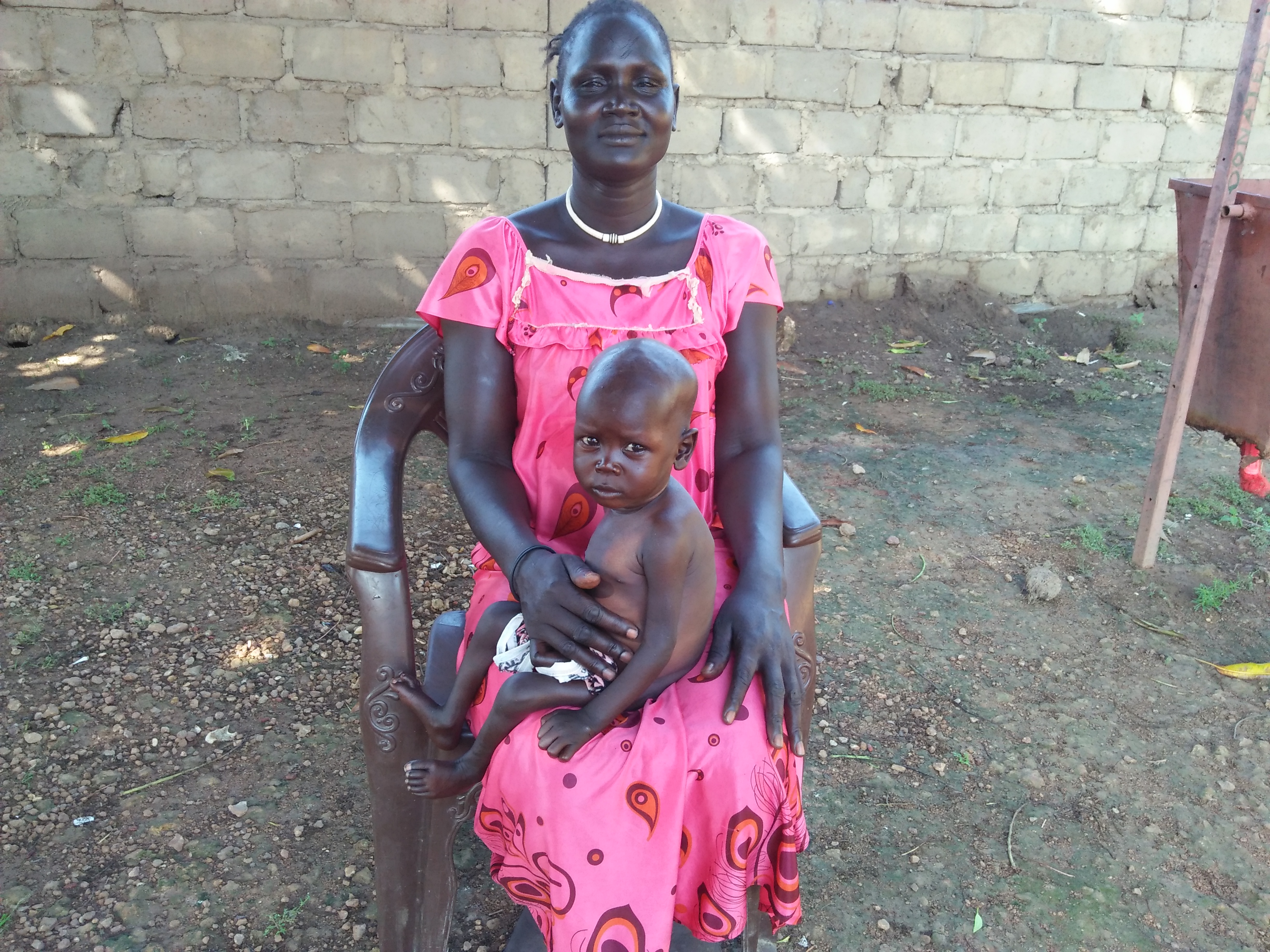 Saba Malek ist schwer mangelernährt und an Malaria erkrankt. Mutter Mary Akol machte sich mit ihrer Tochter auf den langen Weg zur Klinik in Rumbek, in der Hoffnung auf Hilfe.