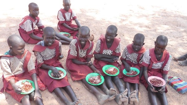 Grundschülerinnen der Loreto-Schule freuen sich über ihr Mittagessen. Für viele der Kinder ist das die einzige Mahlzeit am Tag.