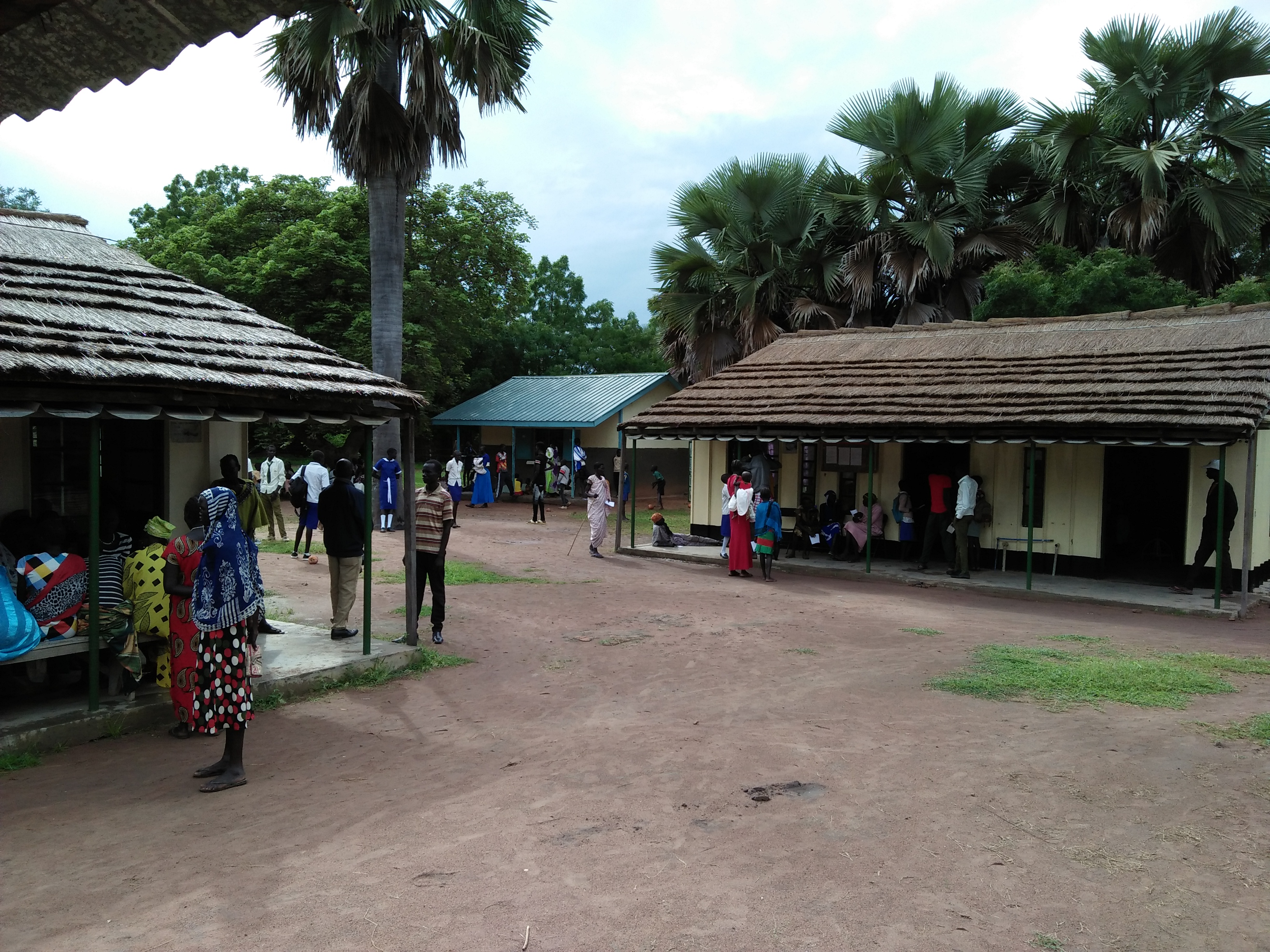 Die Krankenstation der Diözese Rumbek ist Anlaufpunkt für viele Patienten. Sowohl mangelernährten Kindern als auch Schwerkranken, Behinderten, Schwangeren, Alten und Waisen wird hier geholfen.