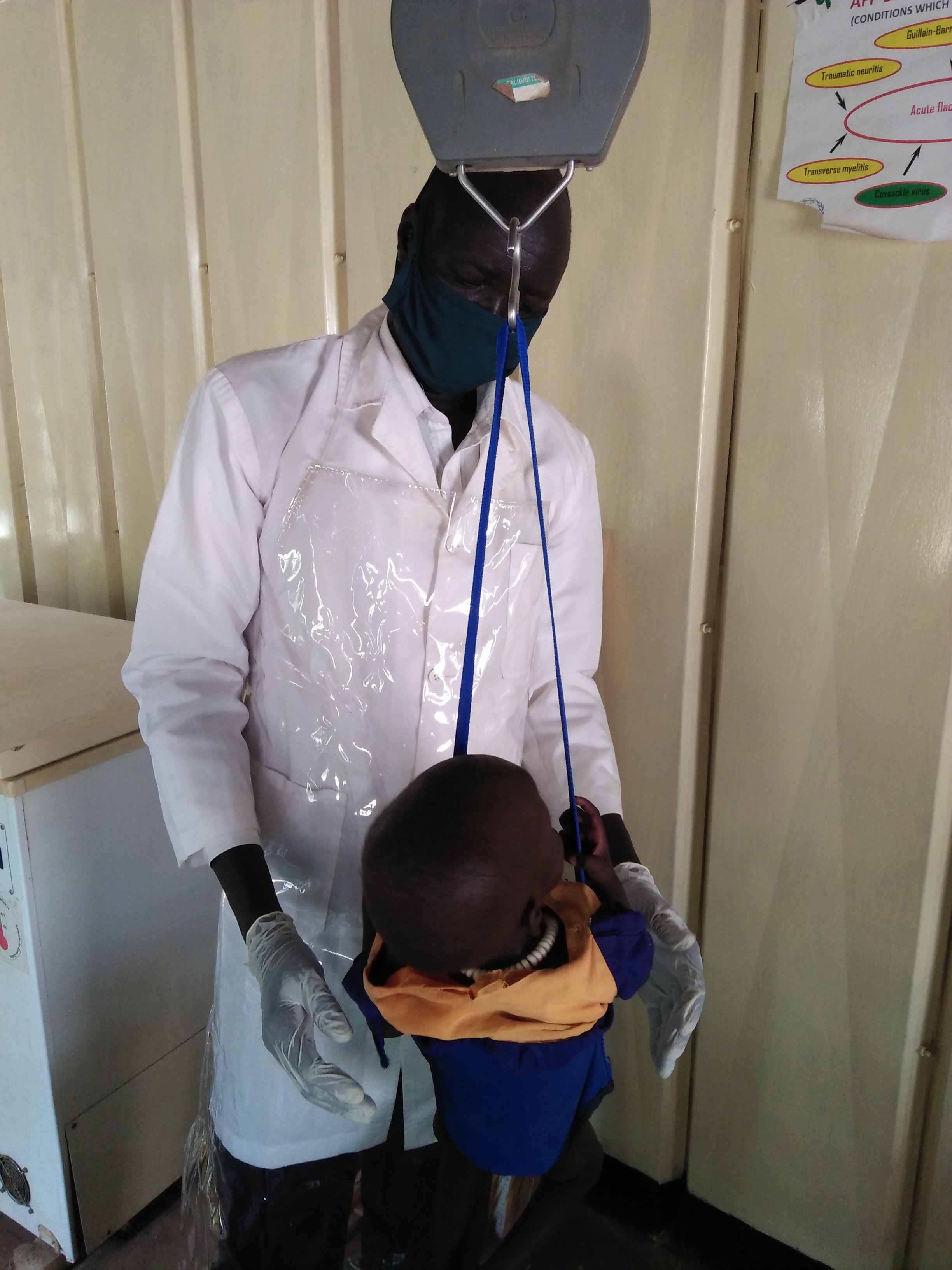 Damit sich insbesondere das medizinische Personal vor der Seuche schützen kann, stellen wir der Krankenstation wichtige Schutzbekleidung zur Verfügung. So kann die Arbeit fortgesetzt werden.