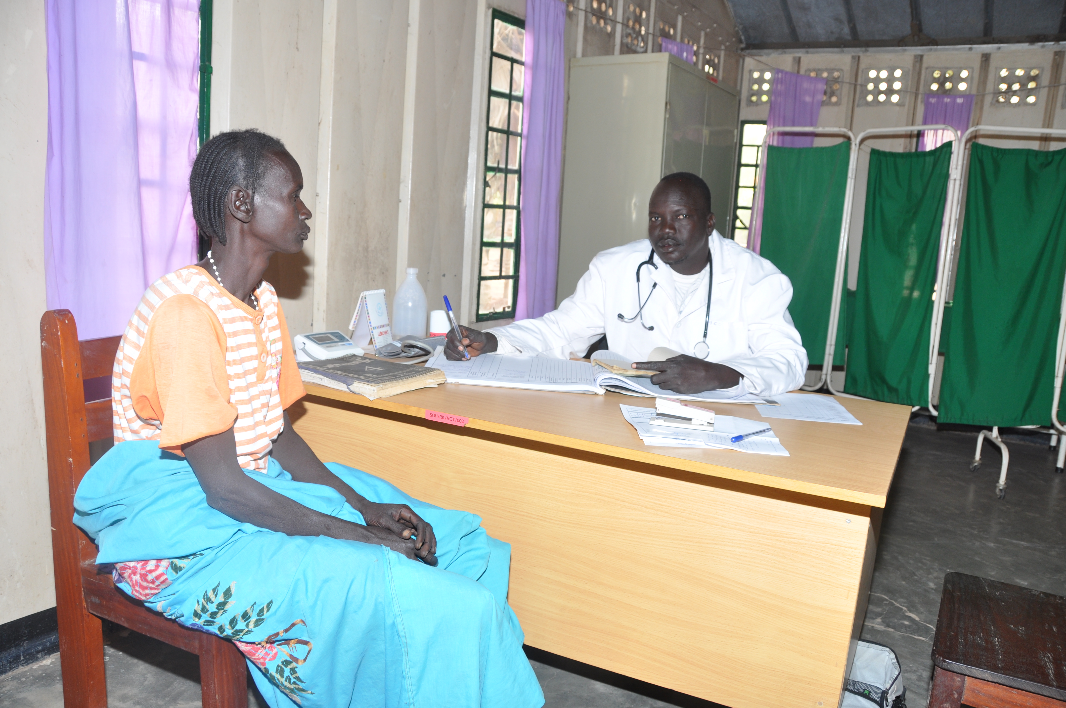 Schnell hatte der Mediziner die Diagnose gestellt und der fünffachen Mutter Medikamente verschrieben – doch nicht nur in Rumbek herrschen Krankheit und Hunger. Die Not in Nyal ist ebenfalls groß.