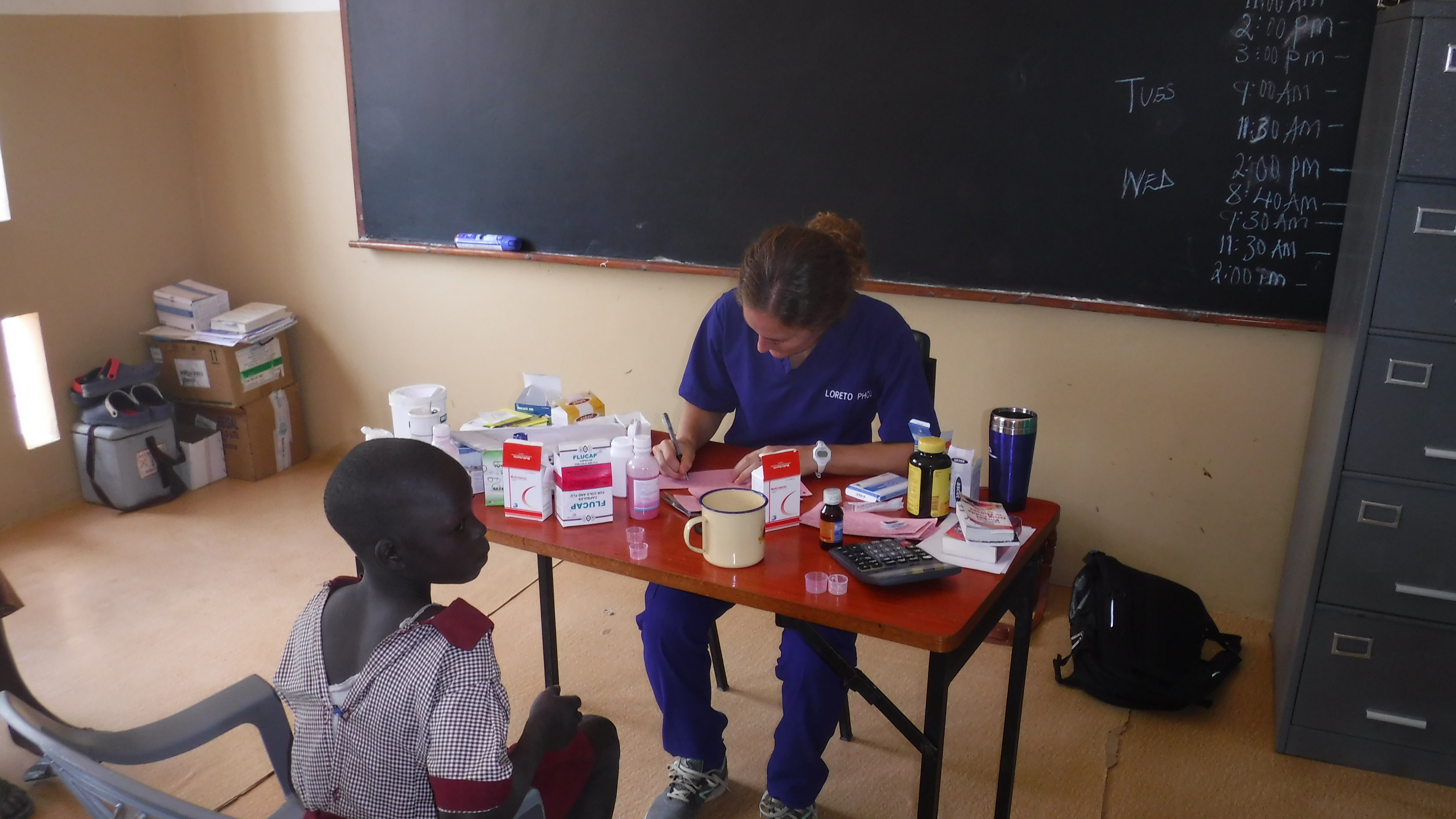 Bisher fanden Behandlungen in zwei ehemaligen Klassenräumen statt. Insbesondere Grundschülerinnen wie die 9-jährige Nyanok wurden hier gegen Malaria behandelt.