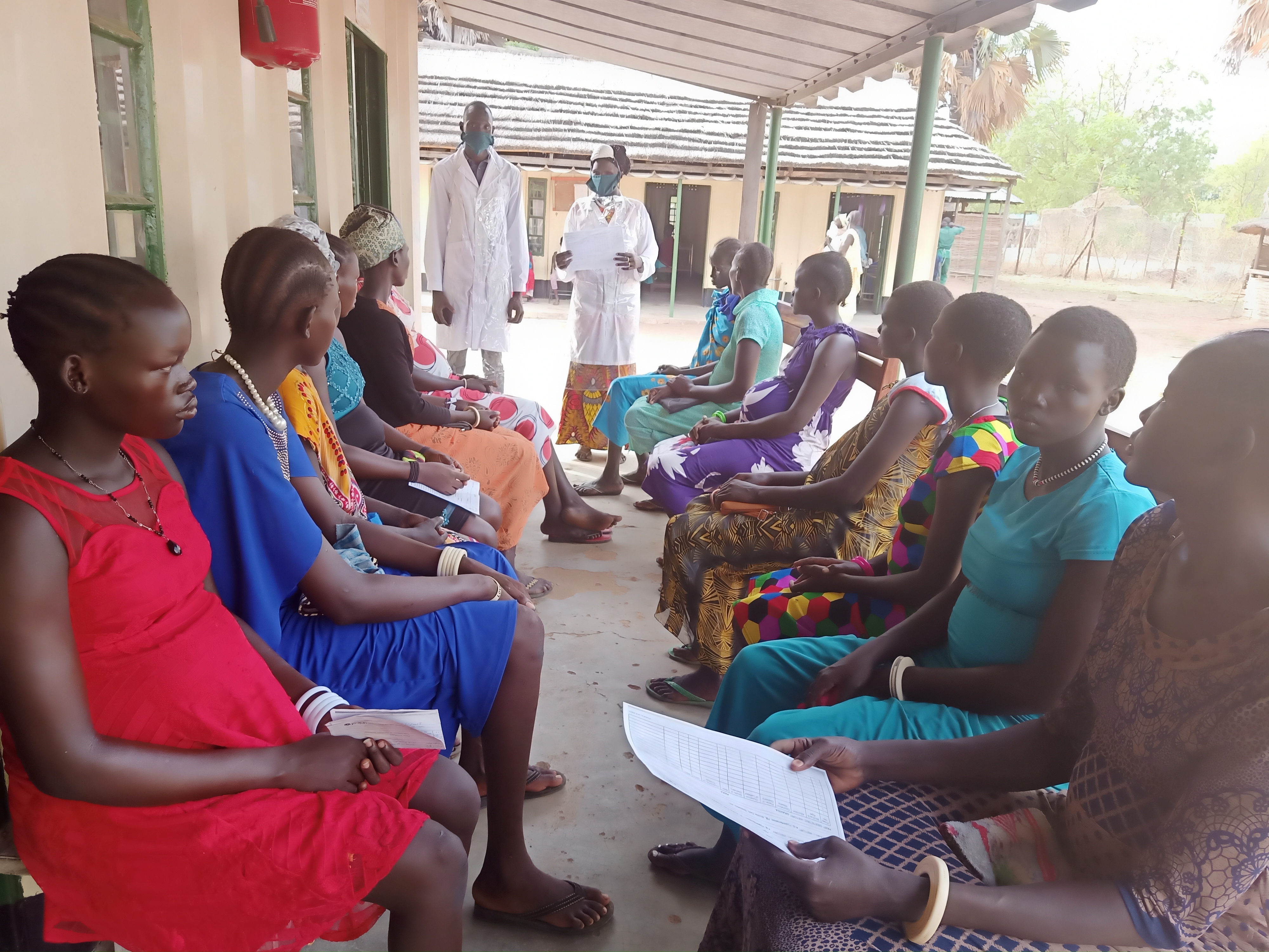 Vor allem Menschen aus abgelegenen Dörfern ist die Gefahr durch das Coronavirus noch nicht bewusst. Daher informieren Klinikmitarbeiter die Patienten über nötige Hygiene- und Präventionsregeln.