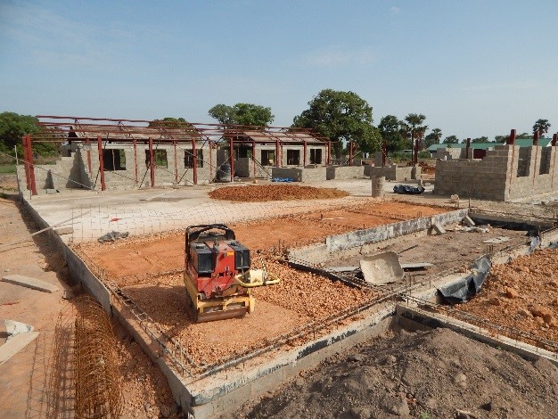 Ein Hoffnungsträger entsteht: Im neuen Klinikgebäude wird unser Projektpartner mangelernährte Kinder und Kranke aus ganz Maker Kuei noch umfassender medizinisch betreuen können.