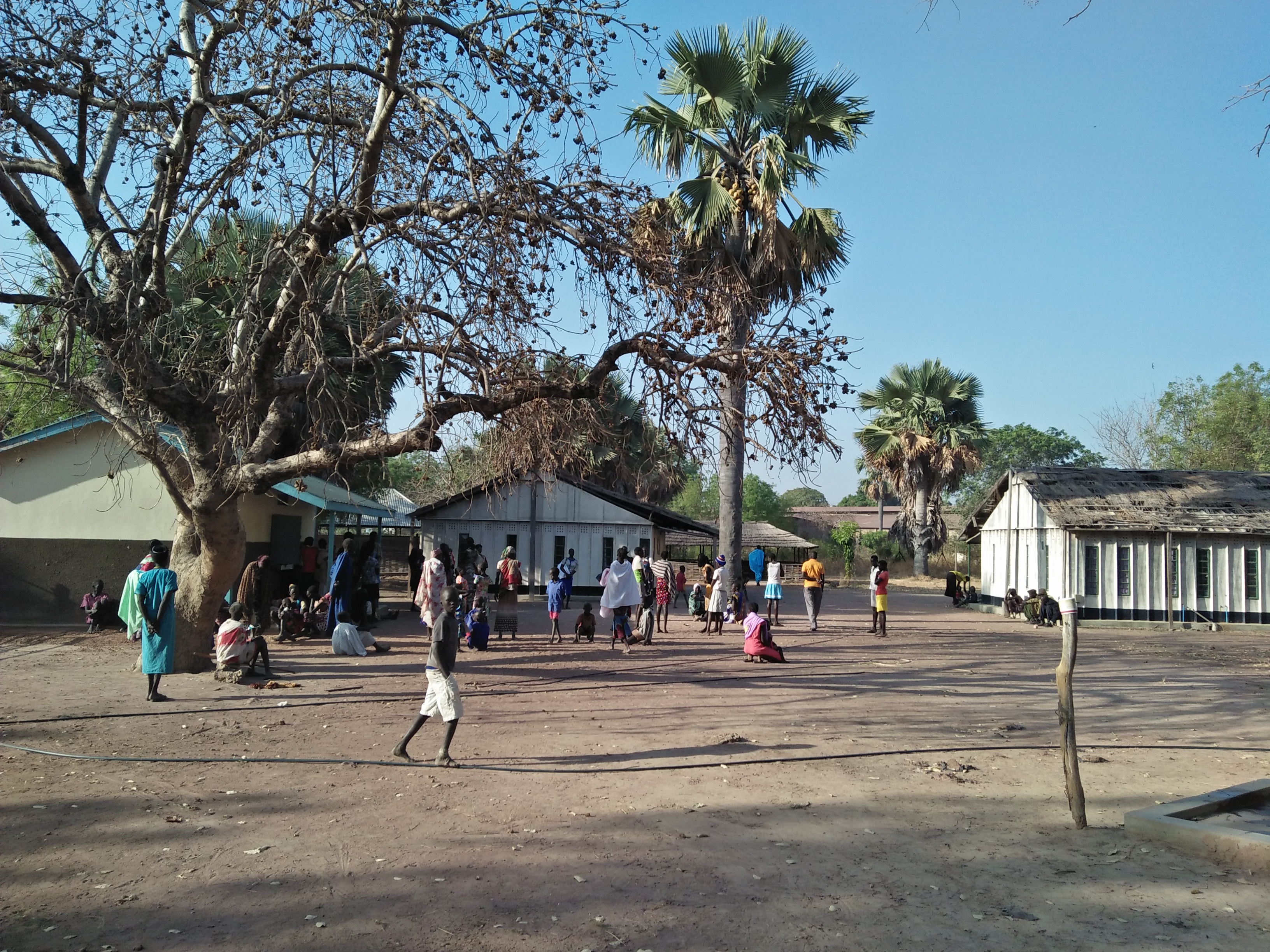 Die Gesundheitsstation in Rumbek ist Anlaufstelle für Kranke, aber auch Unterernährte, Waisen und verlassene Kinder. Jeden Tag helfen die Mitarbeiter hier über hundert Menschen. Die Gesundheitsstation in Rumbek ist Anlaufstelle für Kranke, aber auch Unterernährte, Waisen und verlassene Kinder. Jeden Tag helfen die Mitarbeiter hier über hundert Menschen.