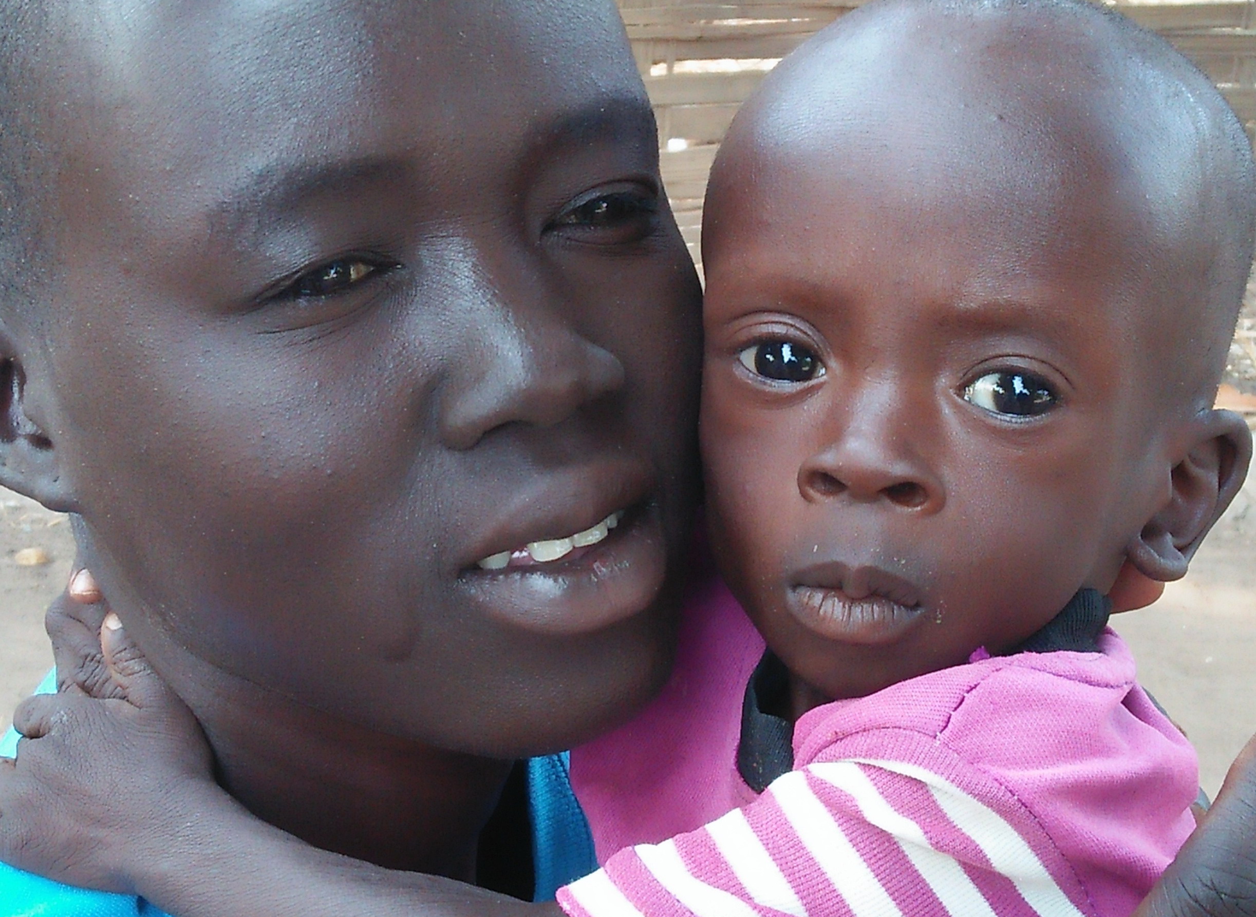 Der kleine Monydeng Maker wurde von seiner Mutter in die Klinik der Diözese Rumbek gebracht. Das Kind ist schwer mangelernährt.