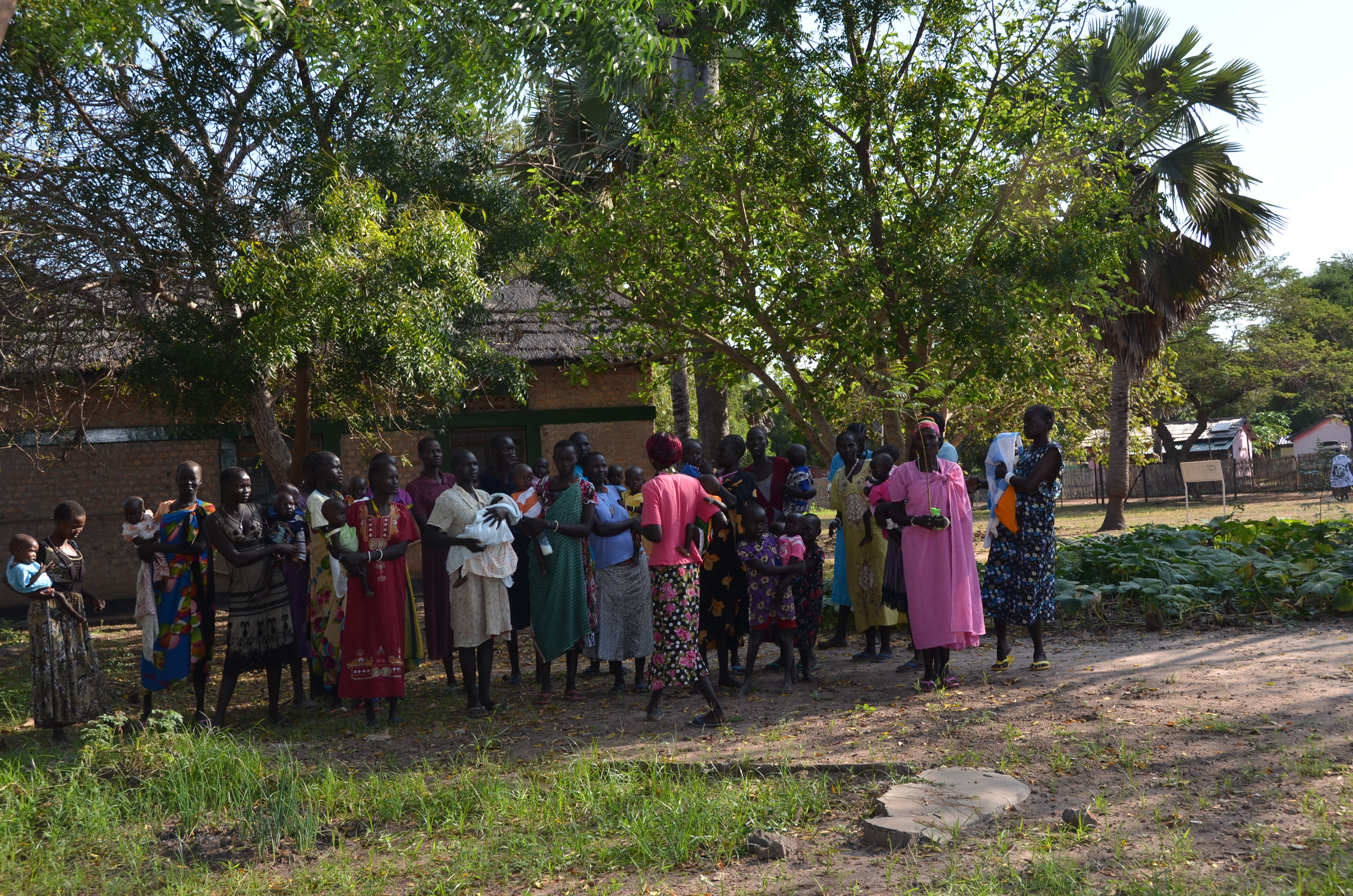 Viele Mütter suchen in der Klinik in Rumbek und bei den Schwestern Hilfe für ihre Kinder. Liebe Spenderinnen und Spender, Ihre Unterstützung bringt Segen für die Kleinen.