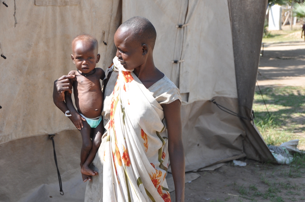 Nyakuok Lony Lamdem sucht in der Hoffnungszeichen-Klinik in Nyal Hilfe.