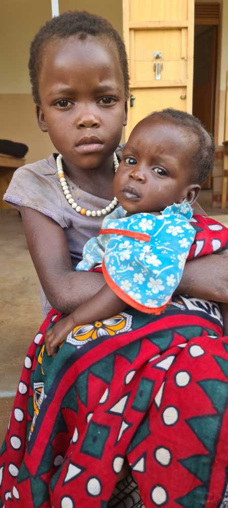 Insbesondere die Kleinsten leiden unter der Hungersituation im Nordosten Ugandas. Viele sind von Mangelernährung bedroht. Deshalb ist unsere … Insbesondere die Kleinsten leiden unter der Hungersituation im Nordosten Ugandas. Viele sind von Mangelernährung bedroht. Deshalb ist unsere …
