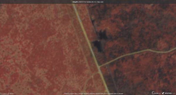 Das Satellitenbild vom 16. Januar 2020 zeigt die Ausmaße des Pipelinebruchs (dunkler Fleck in der Bildmitte). Vier Mio. Liter Öl haben sich auf einer Fläche von 20.000 qm ausgebreitet. Das Satellitenbild vom 16. Januar 2020 zeigt die Ausmaße des Pipelinebruchs (dunkler Fleck in der Bildmitte). Vier Mio. Liter Öl haben sich auf einer Fläche von 20.000 qm ausgebreitet.