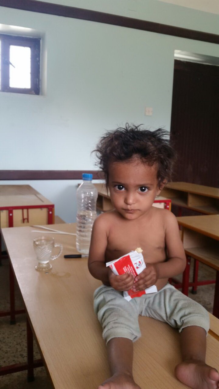 Mit Lebensmittelpaketen möchte Hoffnungszeichen 90 besonders vom Hunger betroffene Familien im Jemen unterstützen – vor allem für Kinder ein wichtiger Beistand.